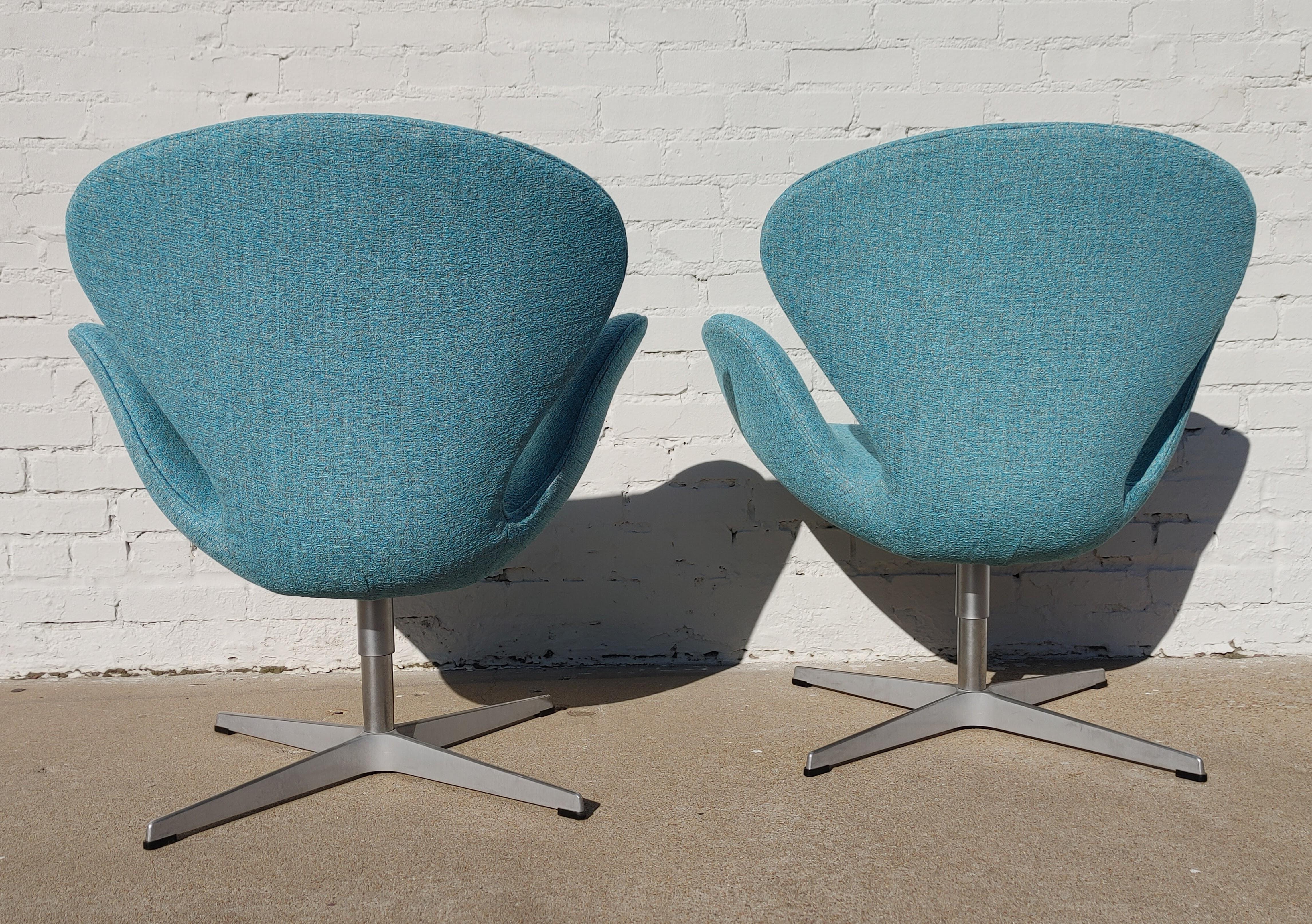 Pair of Mid Century Modern Danish Modern Arne Jacobsen Swan Chairs For Sale 2