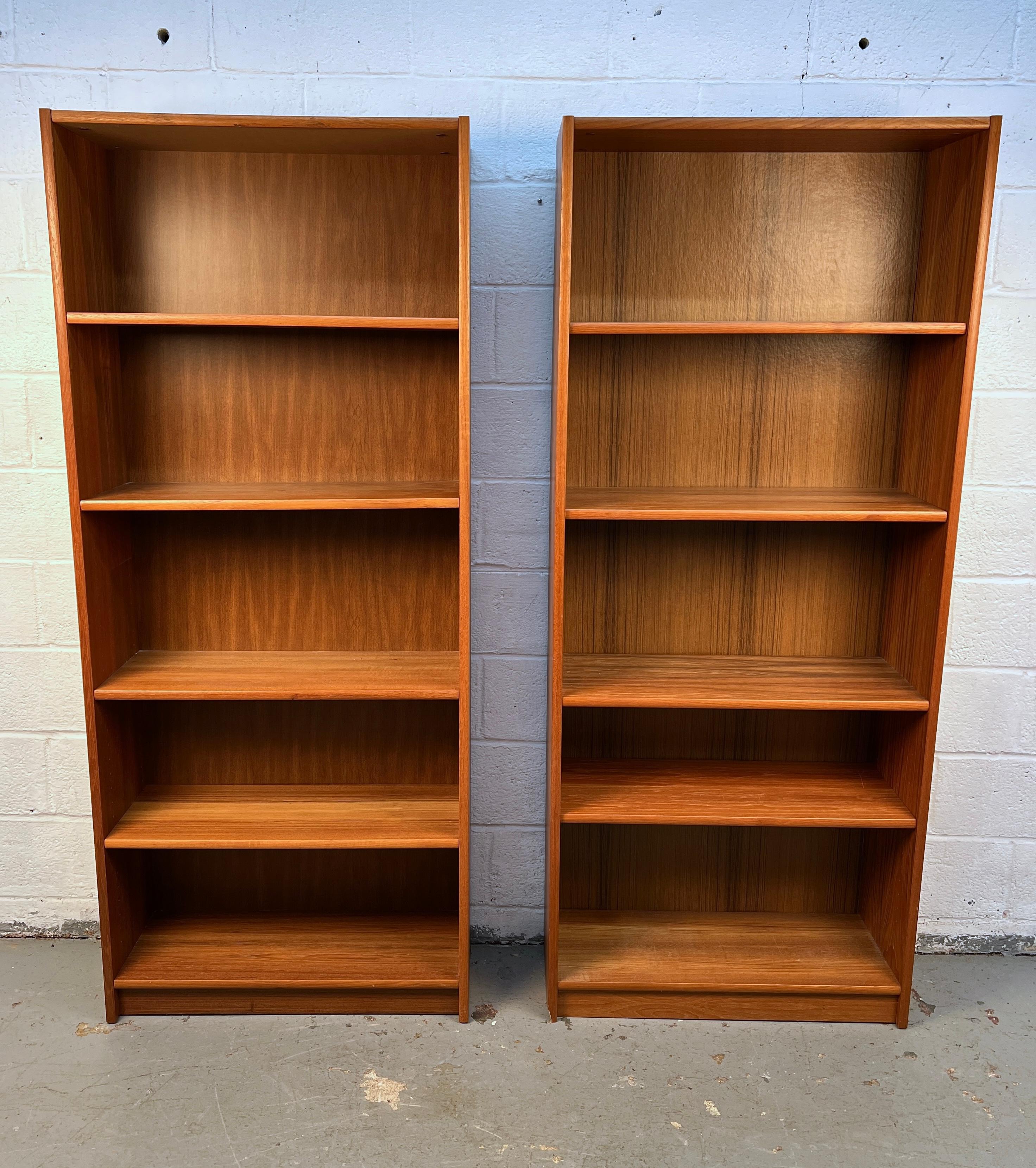 Mid-Century Modern Paire de bibliothèques danoises en teck modernes du milieu du siècle dernier en vente