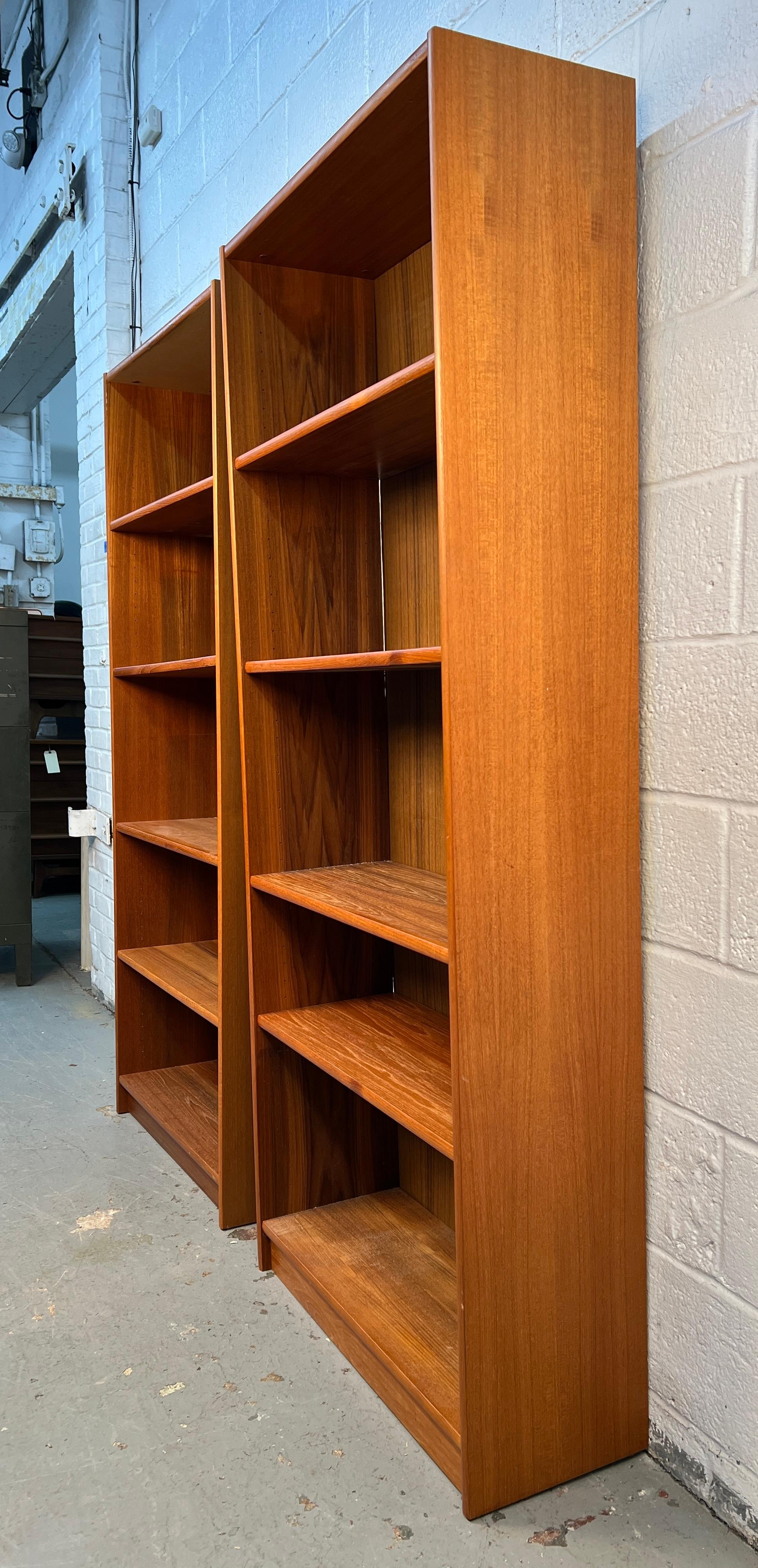 20ième siècle Paire de bibliothèques danoises en teck modernes du milieu du siècle dernier en vente