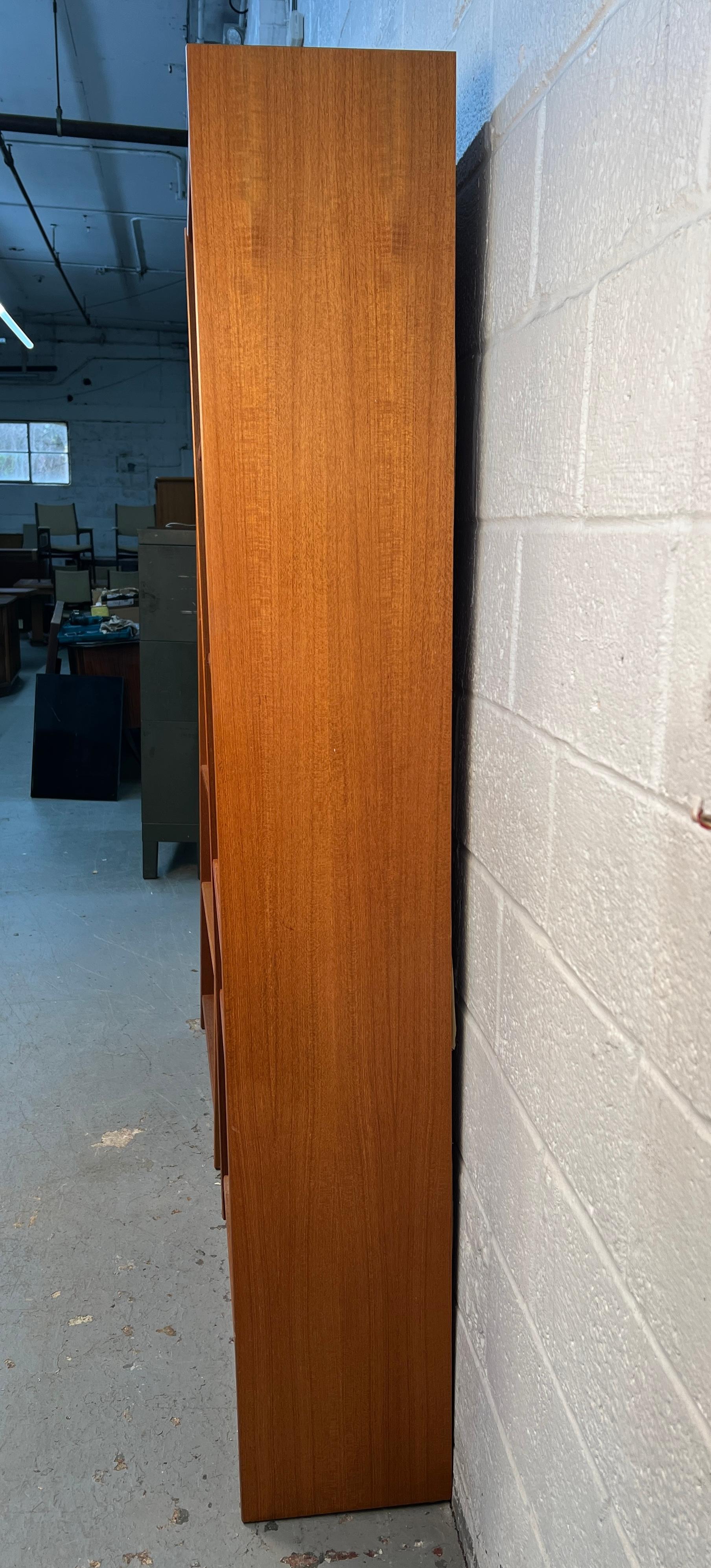 Danois Paire de bibliothèques danoises en teck modernes du milieu du siècle dernier en vente