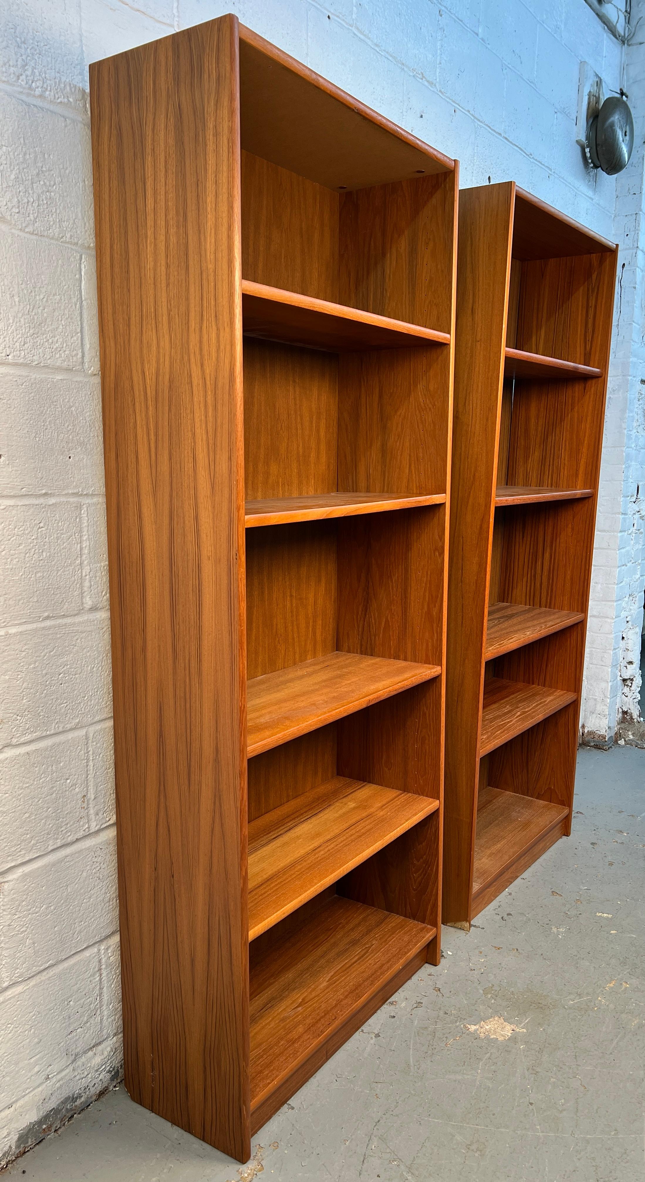 Teck Paire de bibliothèques danoises en teck modernes du milieu du siècle dernier en vente