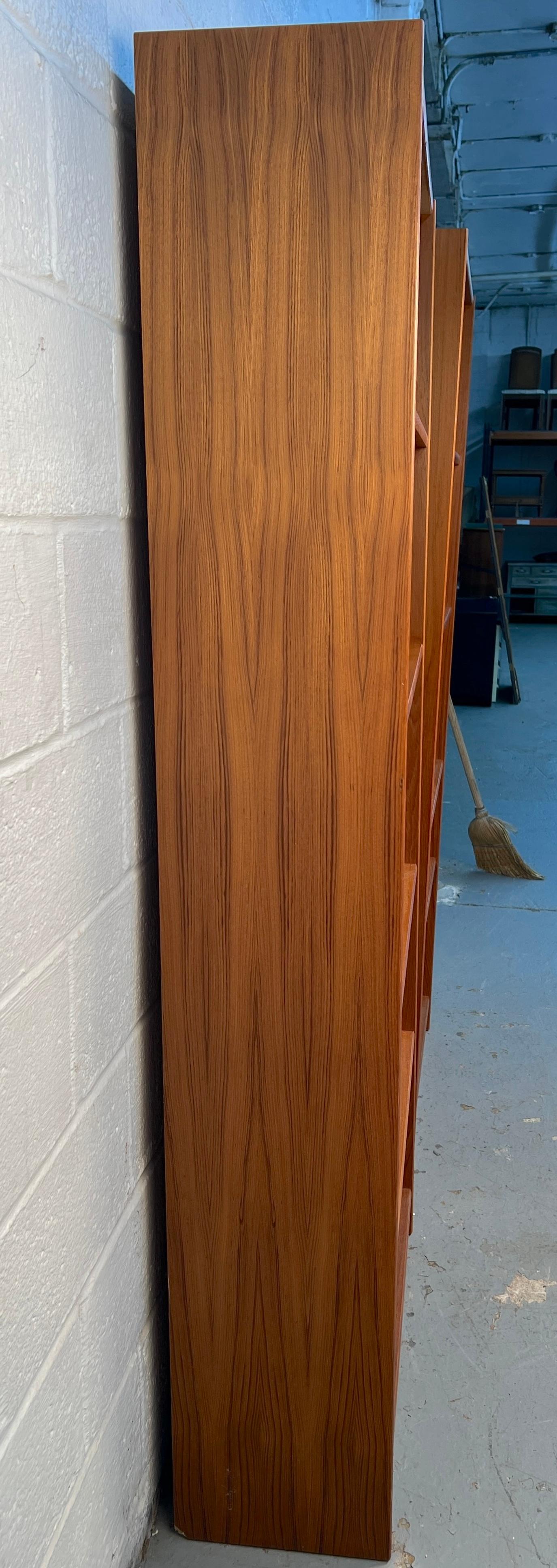 Paire de bibliothèques danoises en teck modernes du milieu du siècle dernier Bon état - En vente à Brooklyn, NY