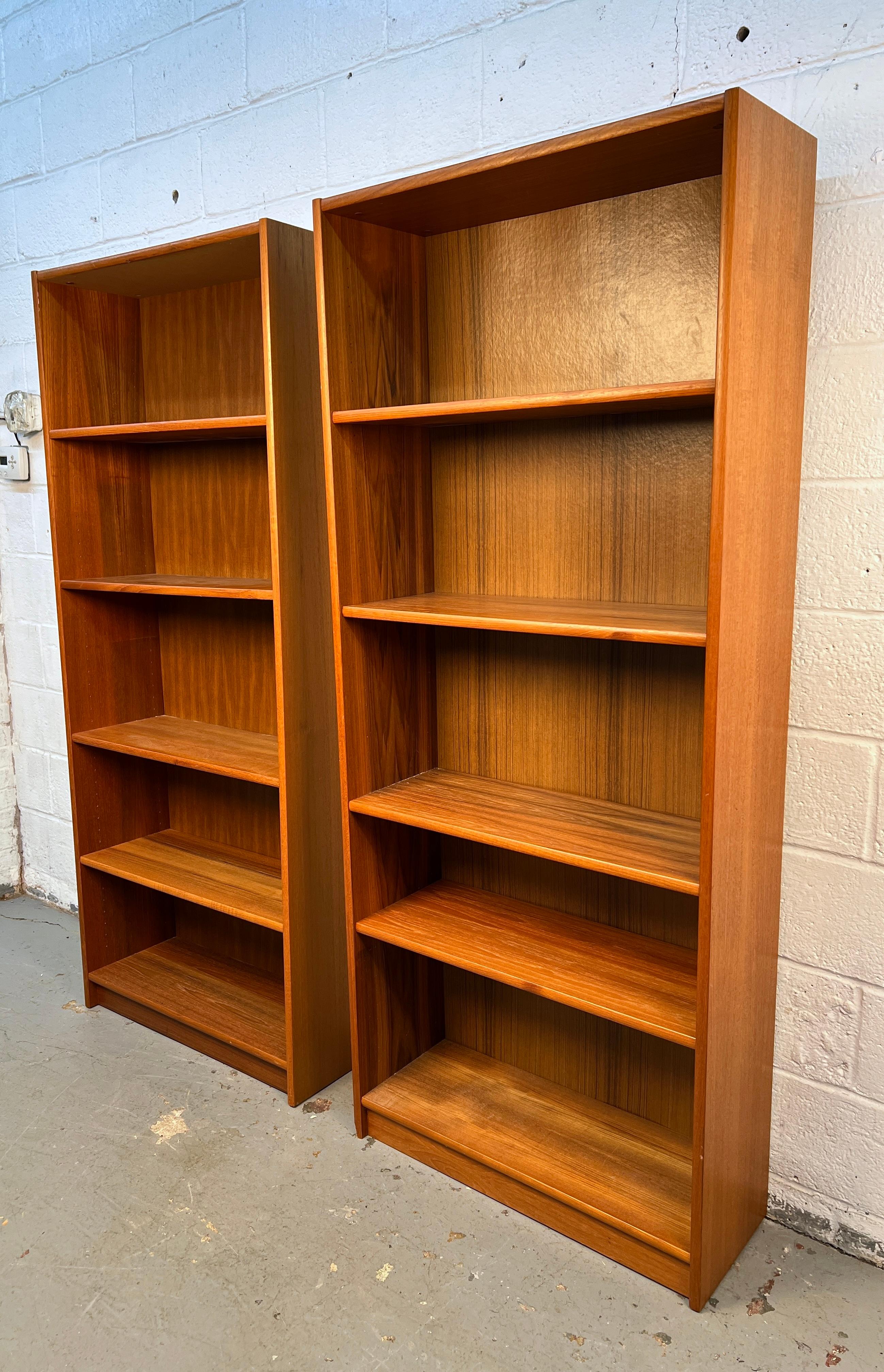 Paire de bibliothèques danoises en teck modernes du milieu du siècle dernier en vente 1
