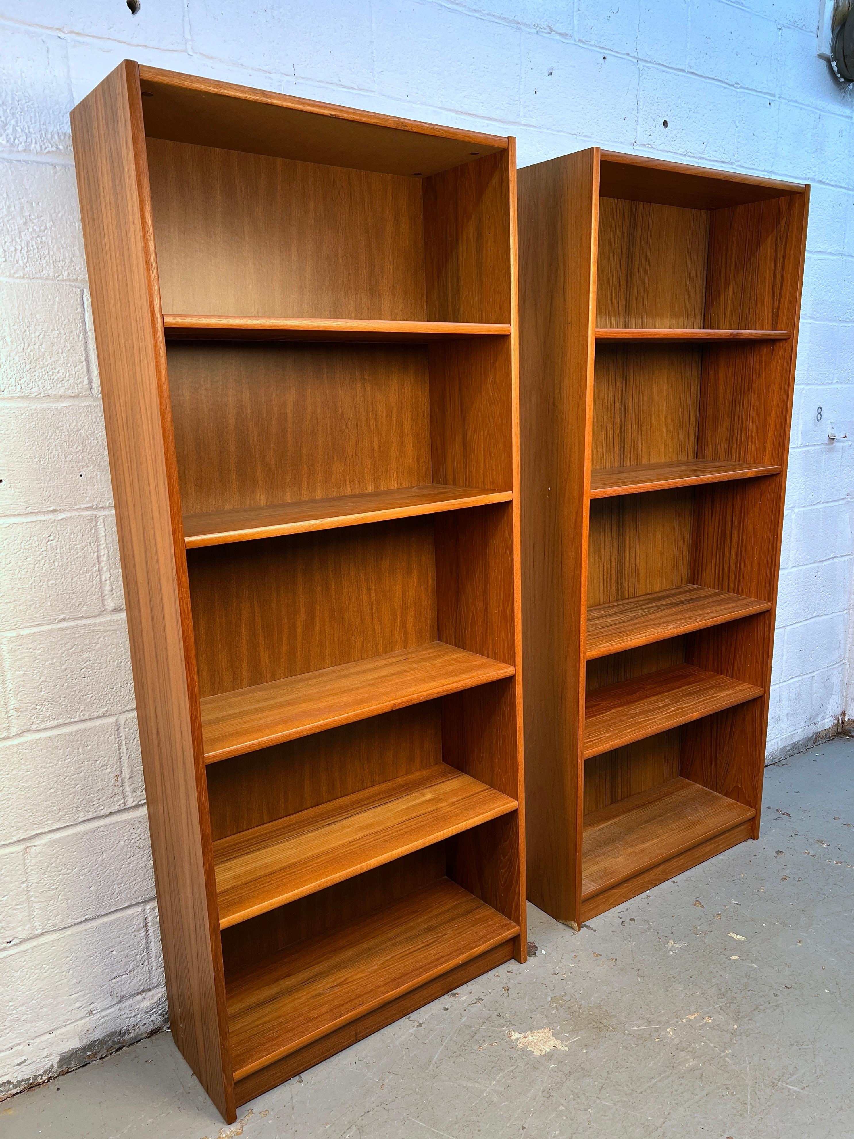 Paire de bibliothèques danoises en teck modernes du milieu du siècle dernier en vente 2