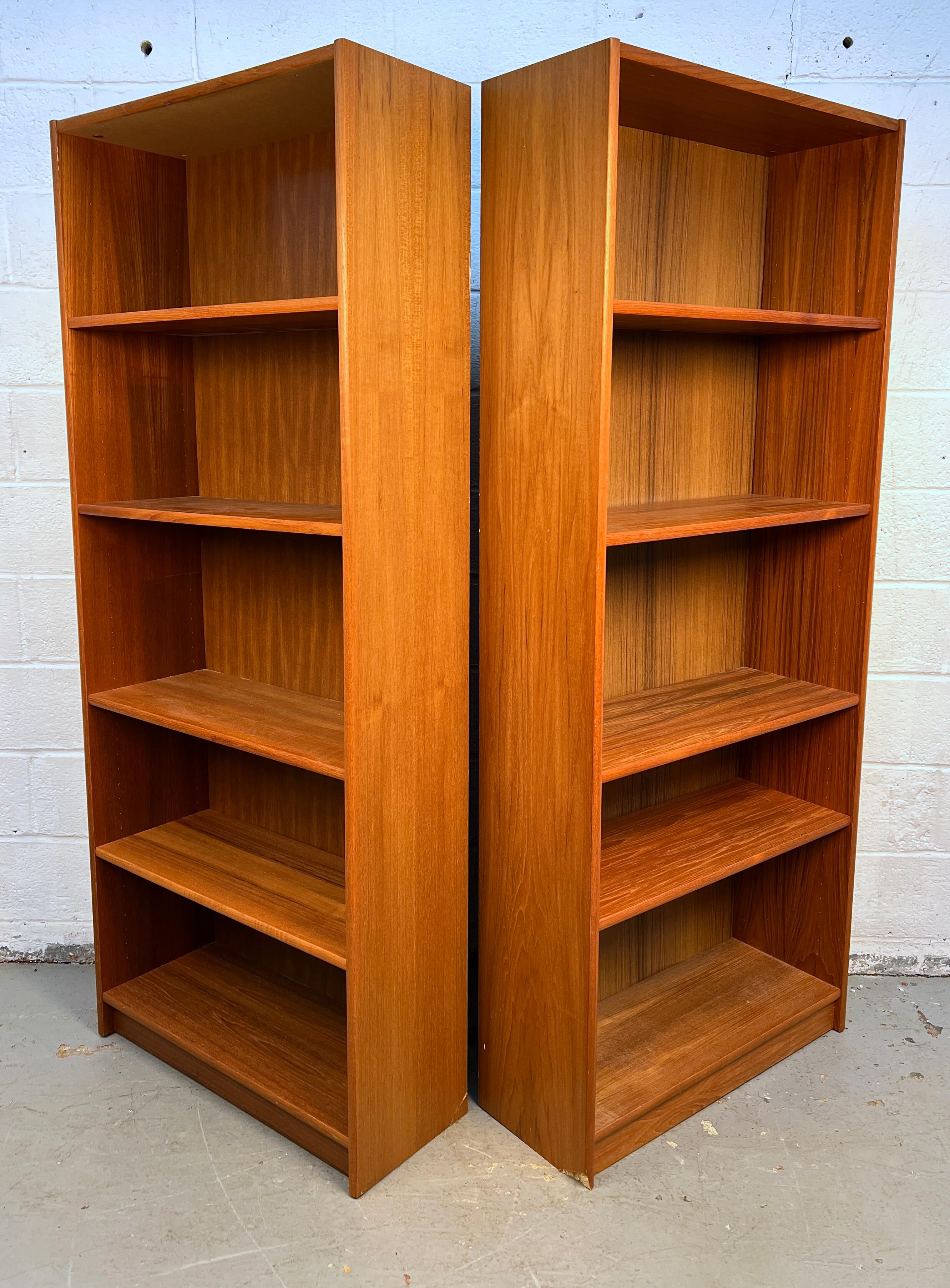 Paire de bibliothèques danoises en teck modernes du milieu du siècle dernier en vente 3