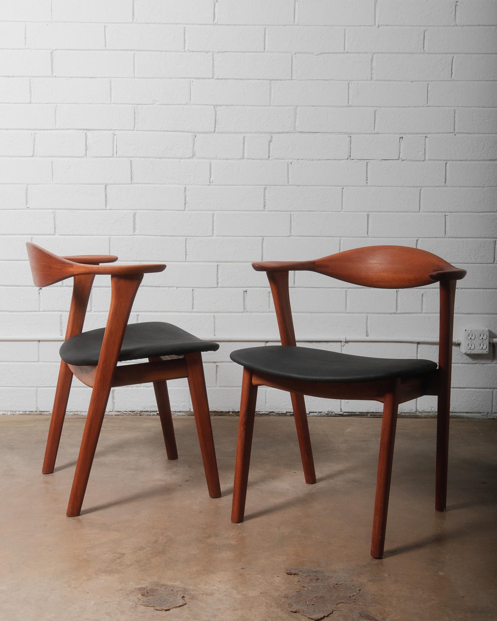 Ces chaises de capitaine danoises en teck, modernes au milieu du siècle, ont été conçues dans le style d'Erik Kirkegaard pour Hong Stolefabrik, Danemark. Cette paire élégante présente un dossier gracieusement incurvé, une menuiserie détaillée et des