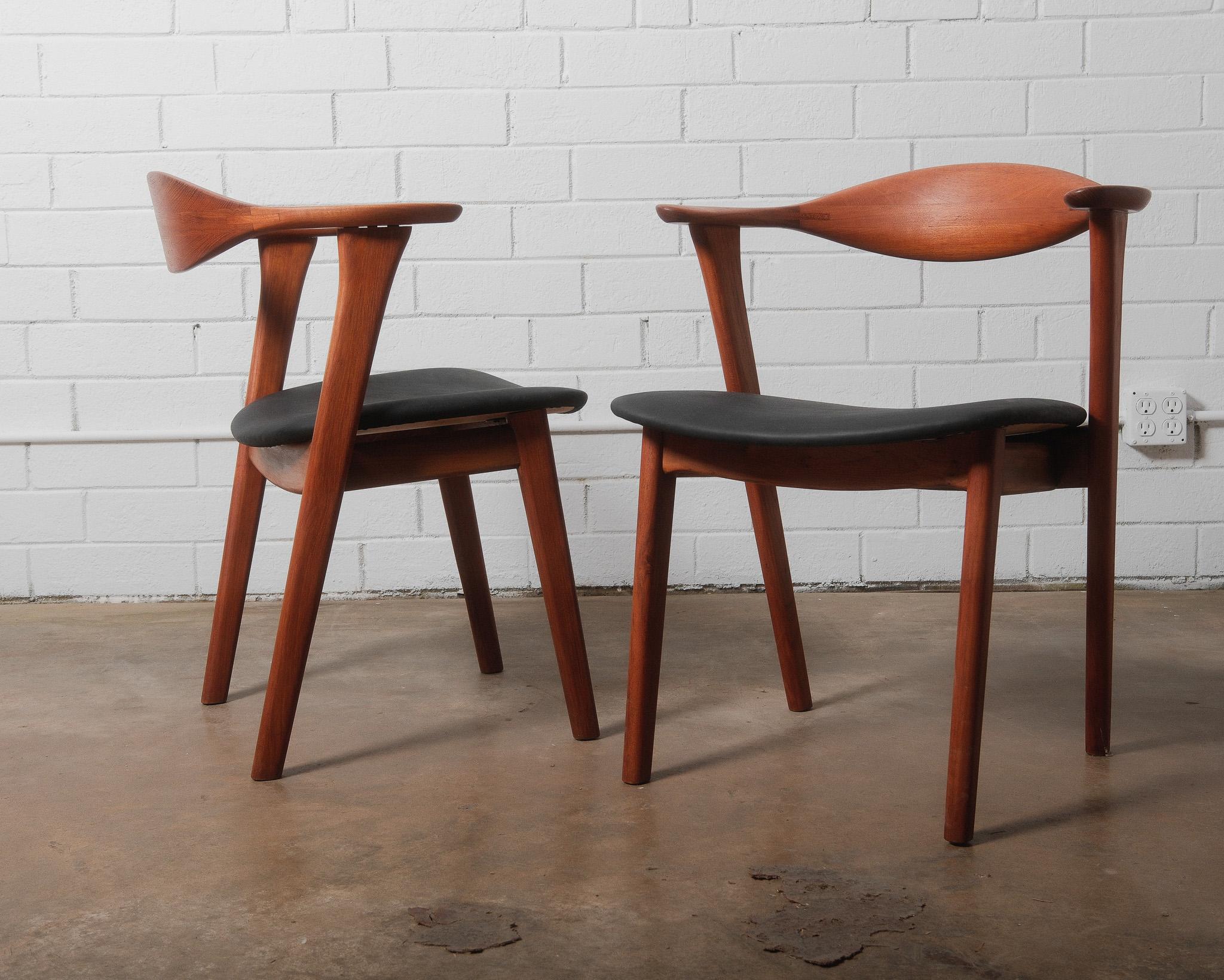 Mid-Century Modern Paire de fauteuils de capitaine danois en teck de The Modernity en vente