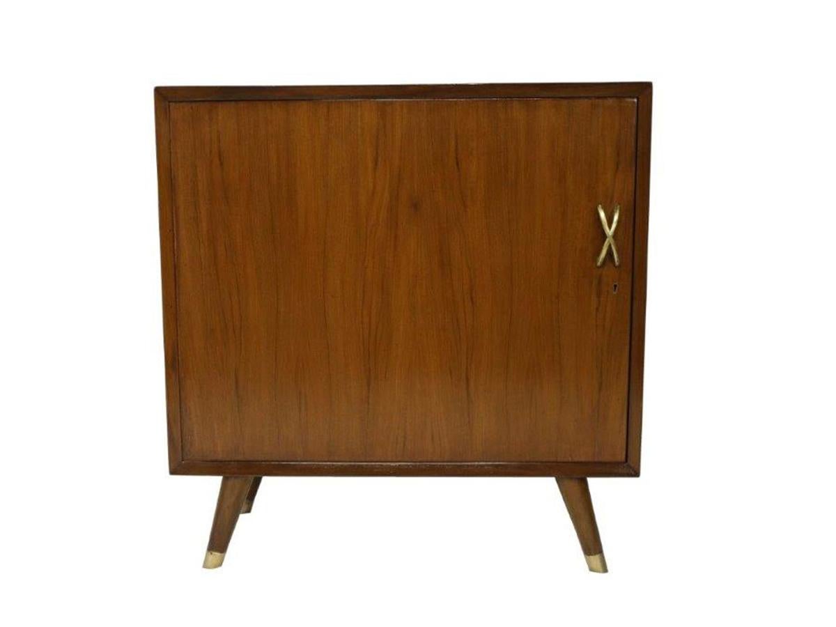 Paire de tables d'appoint en teck danois du milieu du siècle dernier.  Leur faible profondeur les rend idéales pour les tables de chevet ou les endroits nécessitant un objet étroit.  Poignées en X en laiton, pied fuselé en laiton et étagère