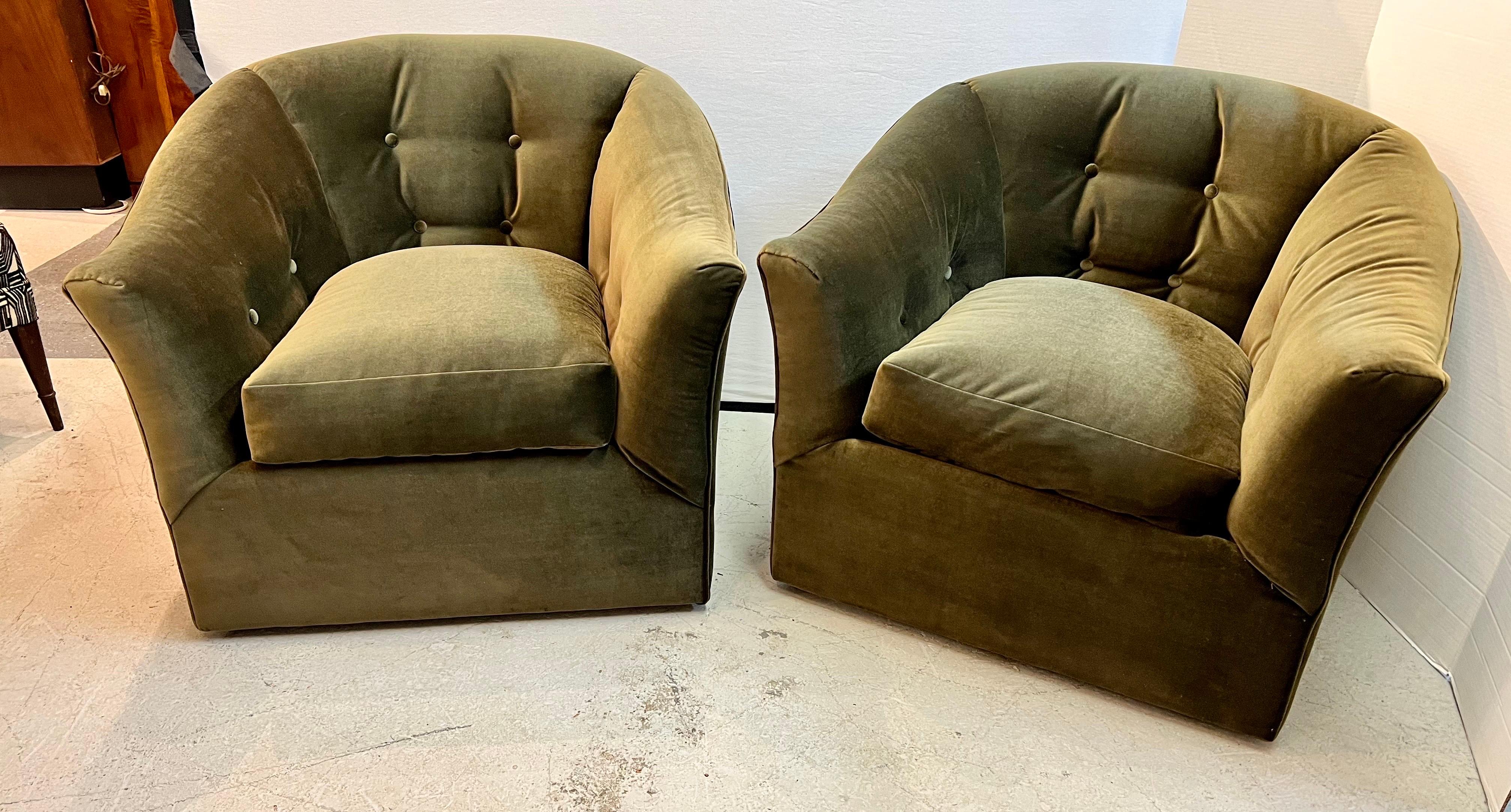 Pair of Mid-Century Modern Dark Olive Green Velvet Tufted Club Chairs In Good Condition In West Hartford, CT