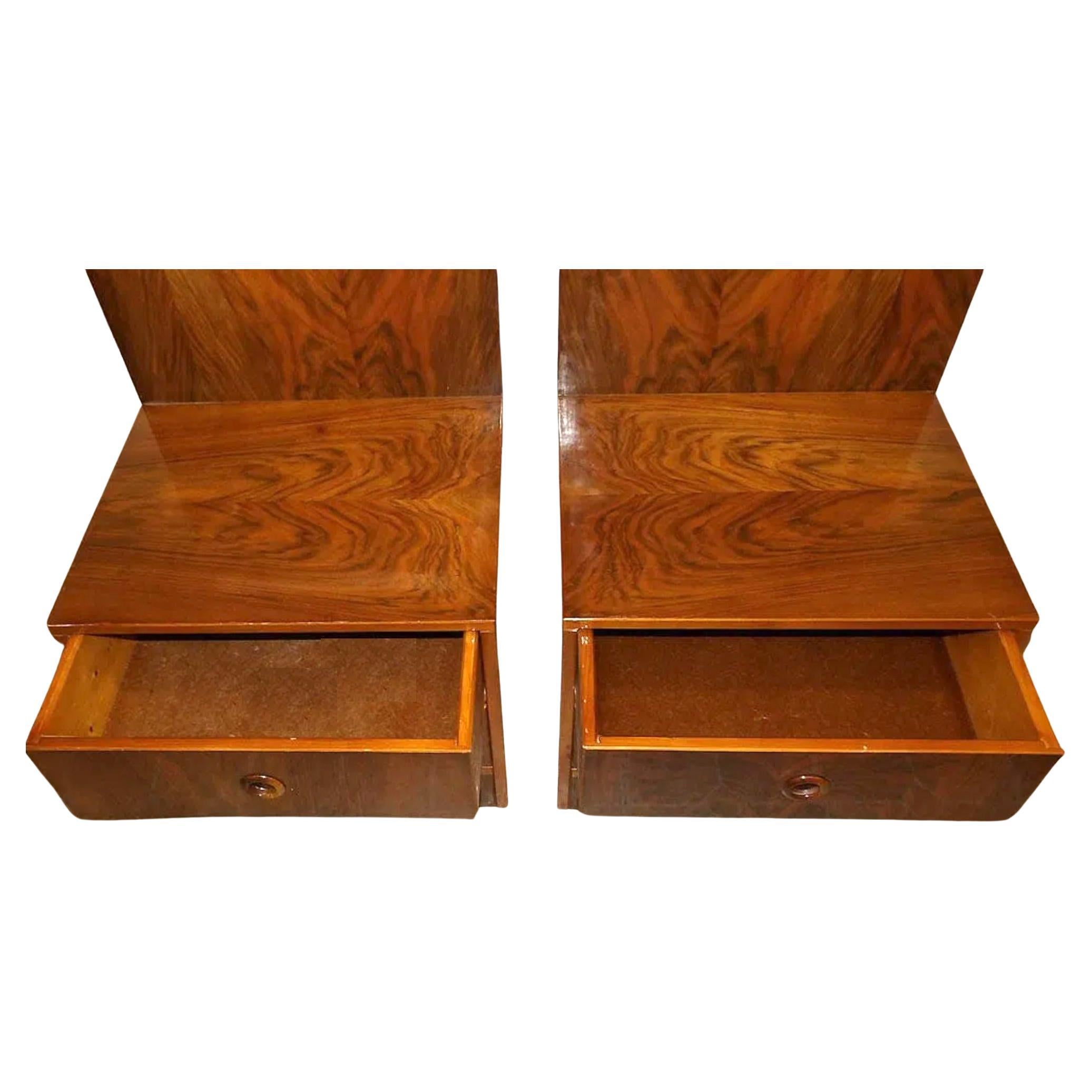 Paire de tables de nuit à deux tiroirs en bois de ronce de style déco moderne du milieu du siècle dernier avec dossier. Ces tables de nuit peuvent être fixées au mur ou posées au sol. Comprend 2 tiroirs avec une tirette à trou unique. Fait en