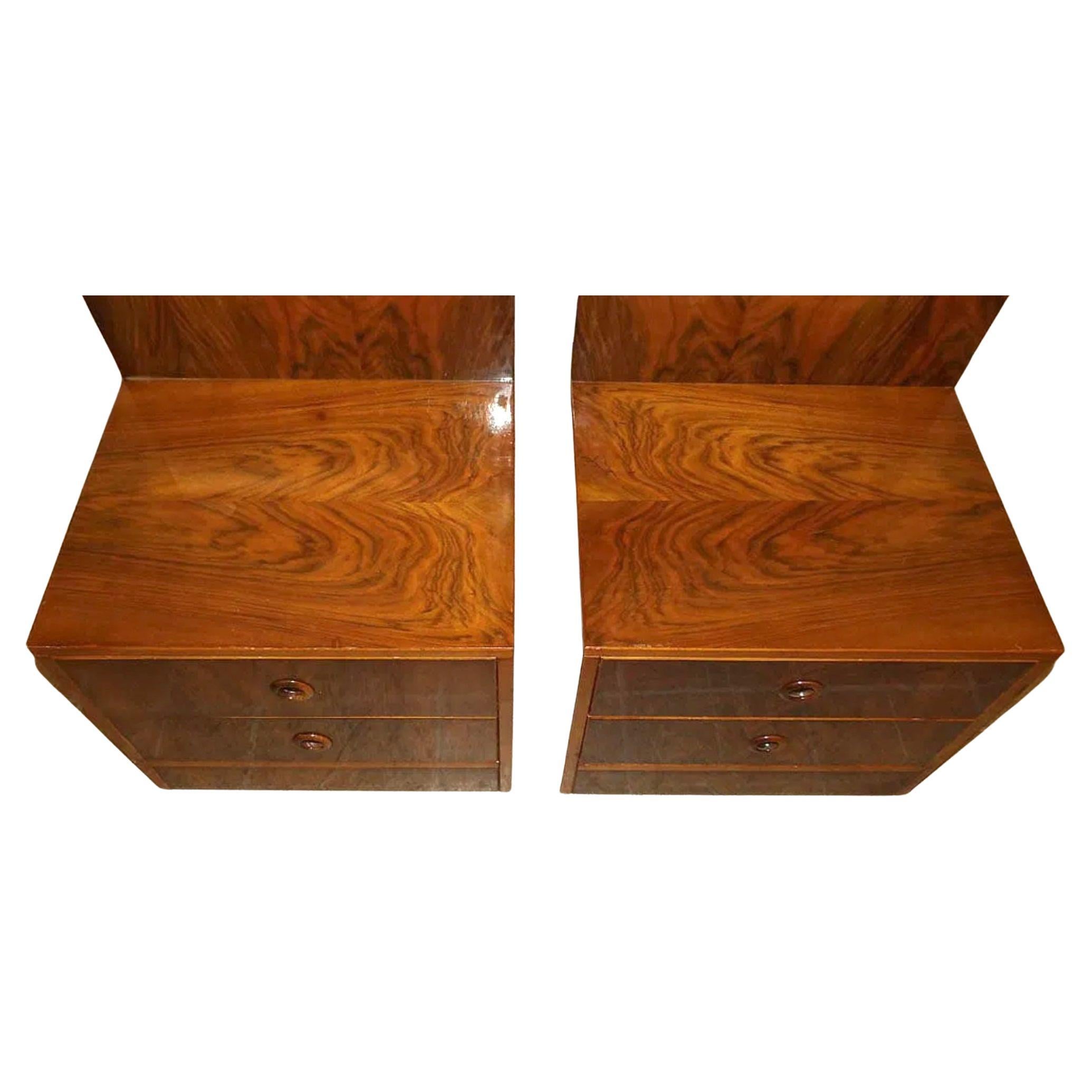 Mid-Century Modern Paire de tables de nuit à 2 tiroirs en bois de ronce de style déco moderne du milieu du siècle dernier avec dossier en vente