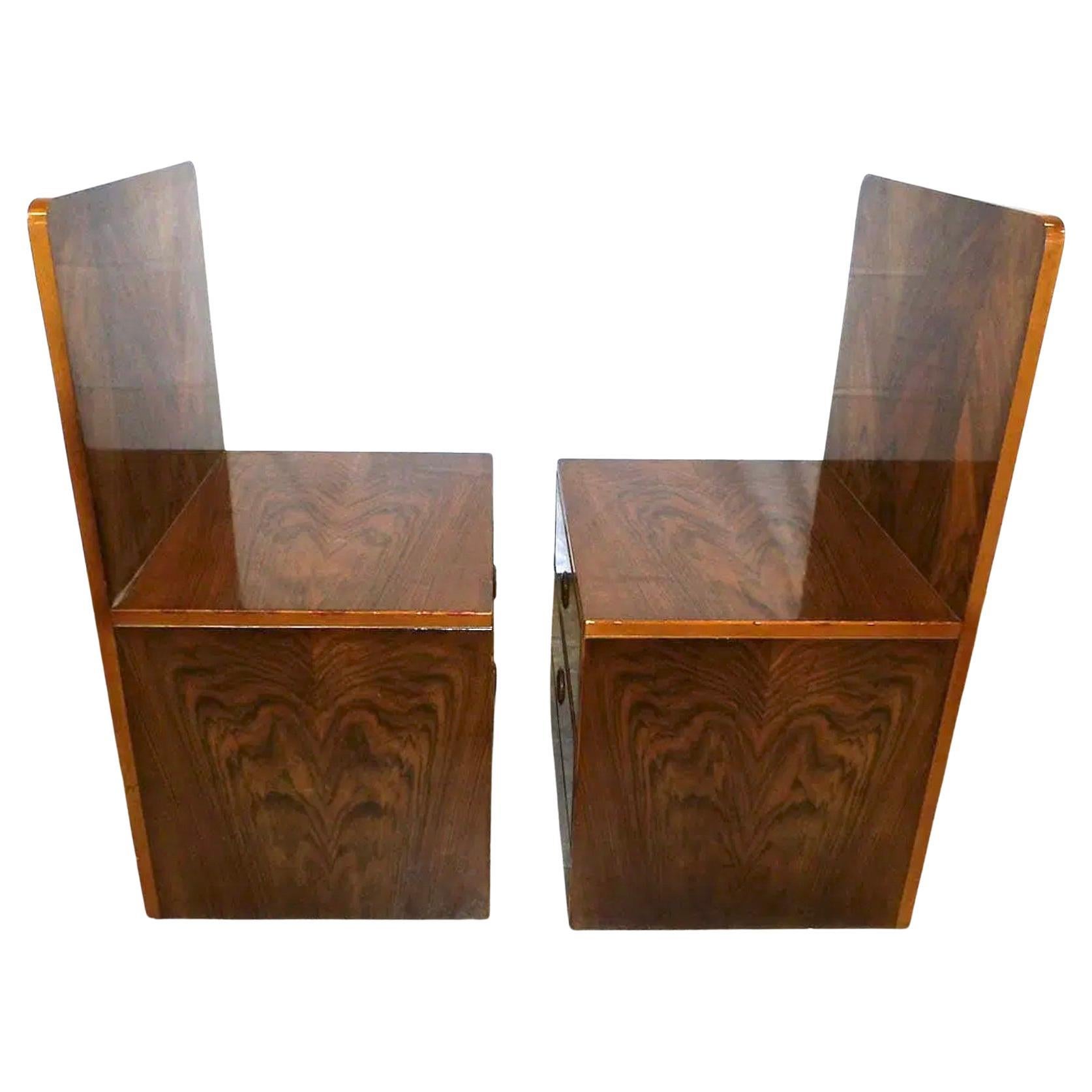 italien Paire de tables de nuit à 2 tiroirs en bois de ronce de style déco moderne du milieu du siècle dernier avec dossier en vente