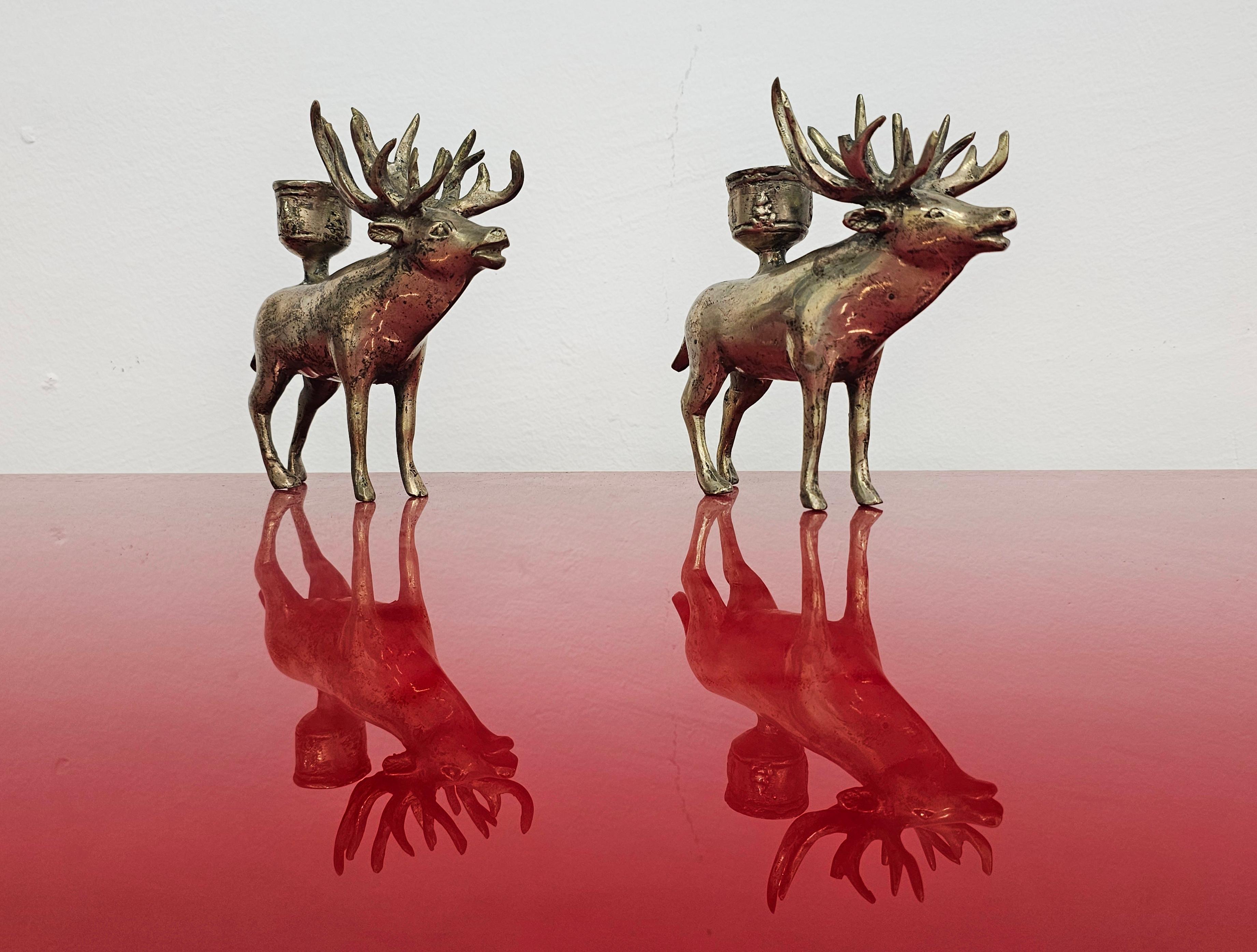 In questa inserzione troverai una coppia di splendidi portacandele a forma di cervo o cervo del Mid Century Modern. Queste graziose statuette sono realizzate in ottone nichelato. Prodotto in Italia nel 1960.

I portacandele sono in ottime condizioni