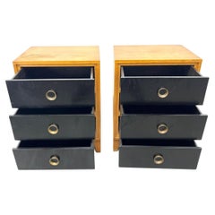 Paire de tables de nuit à 3 tiroirs en laque noire d'érable de conception moderne du milieu du siècle dernier