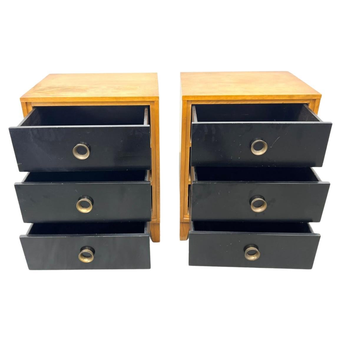 Paar Mid-Century Modern Design Leslie Diamond schwarzer Lack 3 Schublade Nachttische. Gefertigt aus massivem Ahornholz mit runden, geschnitzten Messinggriffen. Entworfen von Leslie Diamond. Im Originalzustand mit normalen Gebrauchsspuren.