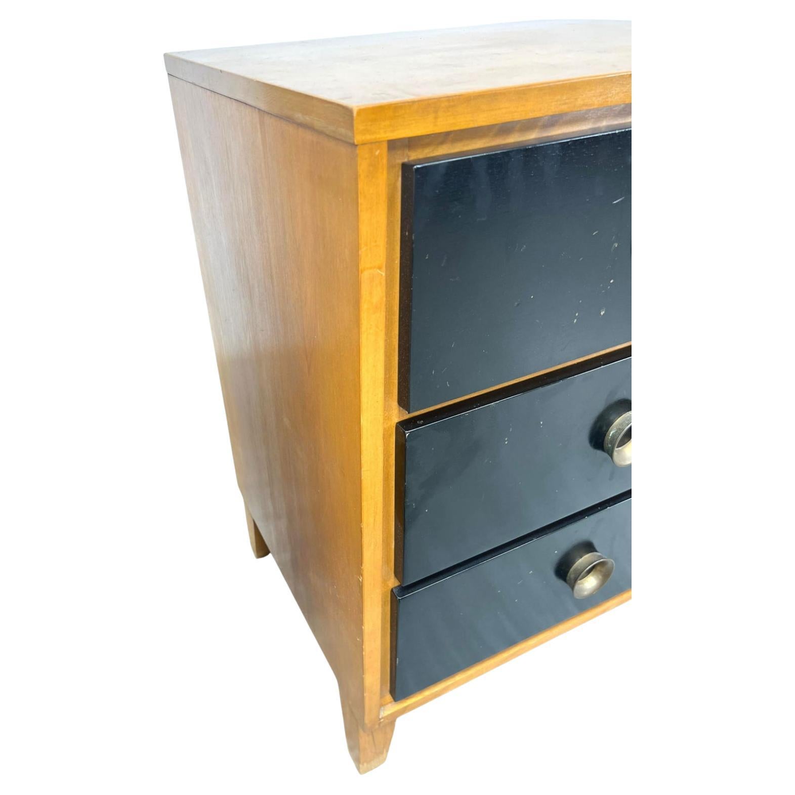 Ein Paar Mid-Century Modern Design-Nachttische aus Ahornholz und schwarzem Lack mit 3 Schubladen (Moderne der Mitte des Jahrhunderts)