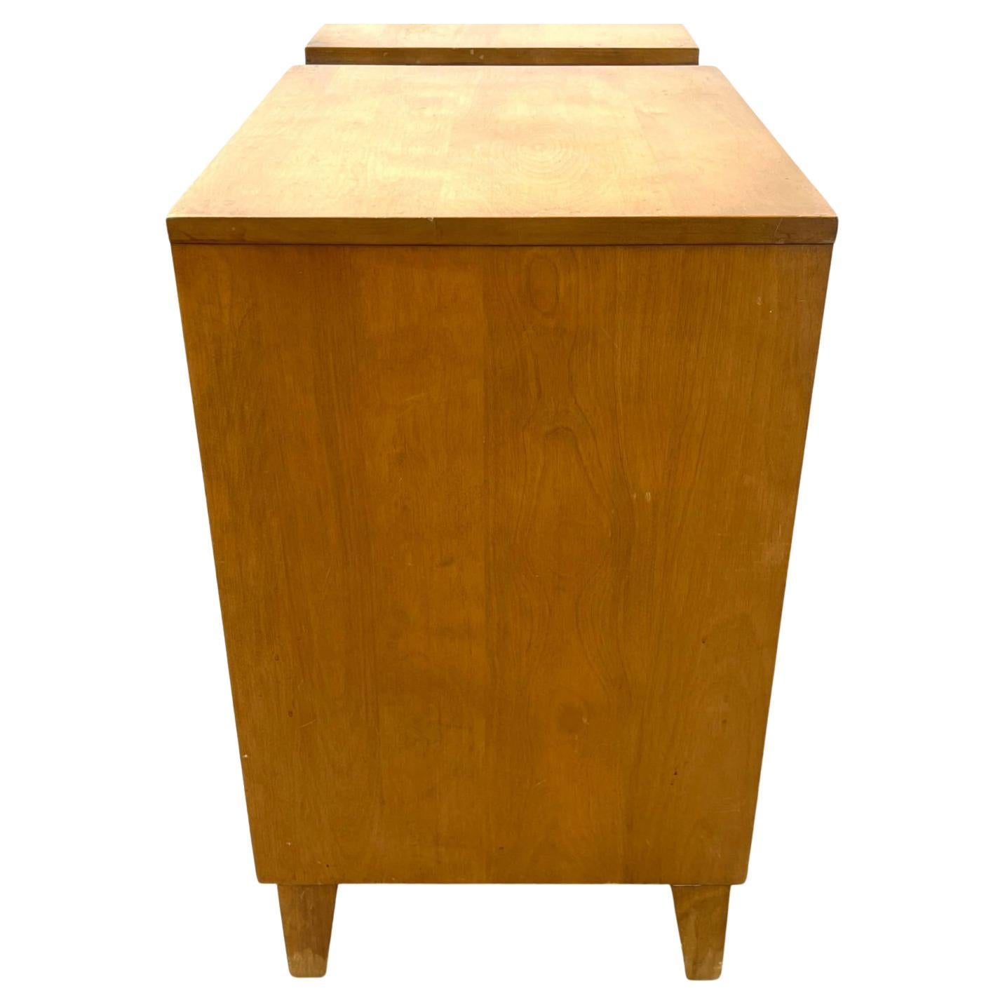 Ein Paar Mid-Century Modern Design-Nachttische aus Ahornholz und schwarzem Lack mit 3 Schubladen (amerikanisch)