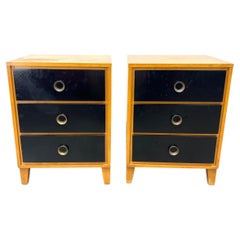 Ein Paar Mid-Century Modern Design-Nachttische aus Ahornholz und schwarzem Lack mit 3 Schubladen