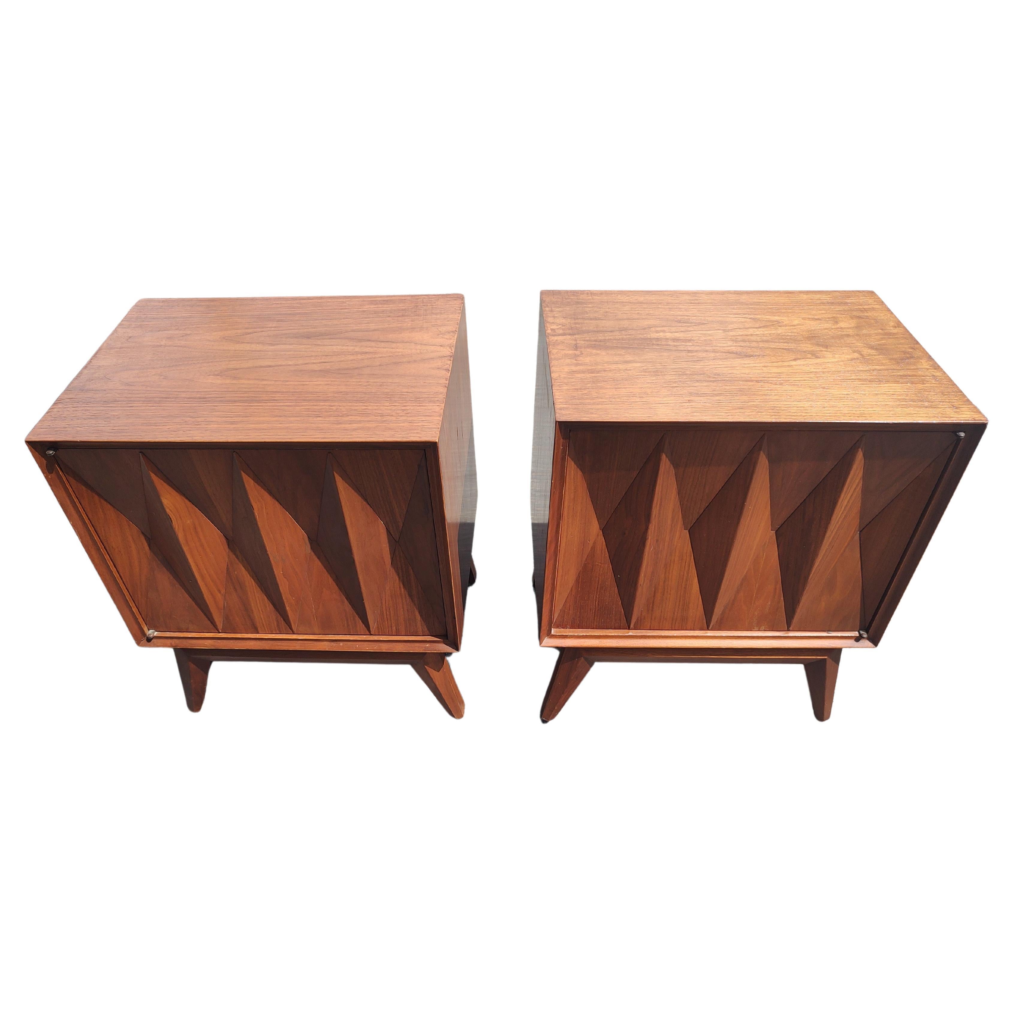 Mid-Century moderno Coppia di tavolini da notte in legno di noce con fronte a diamante di Albert Parvin, del periodo di Albert Modern in vendita