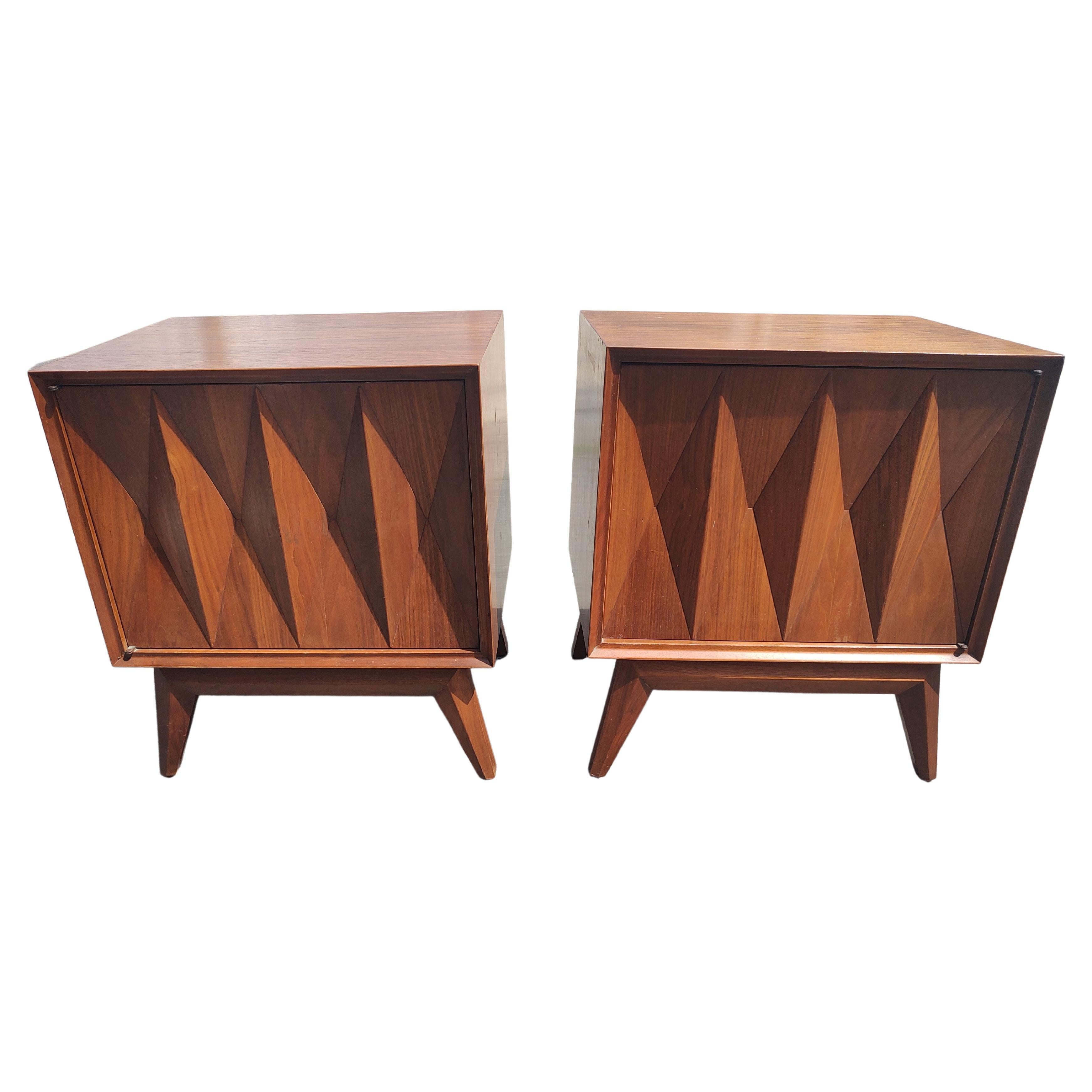 Paire de tables de nuit en noyer à façade en losange de The MODERN par Albert PARVIN