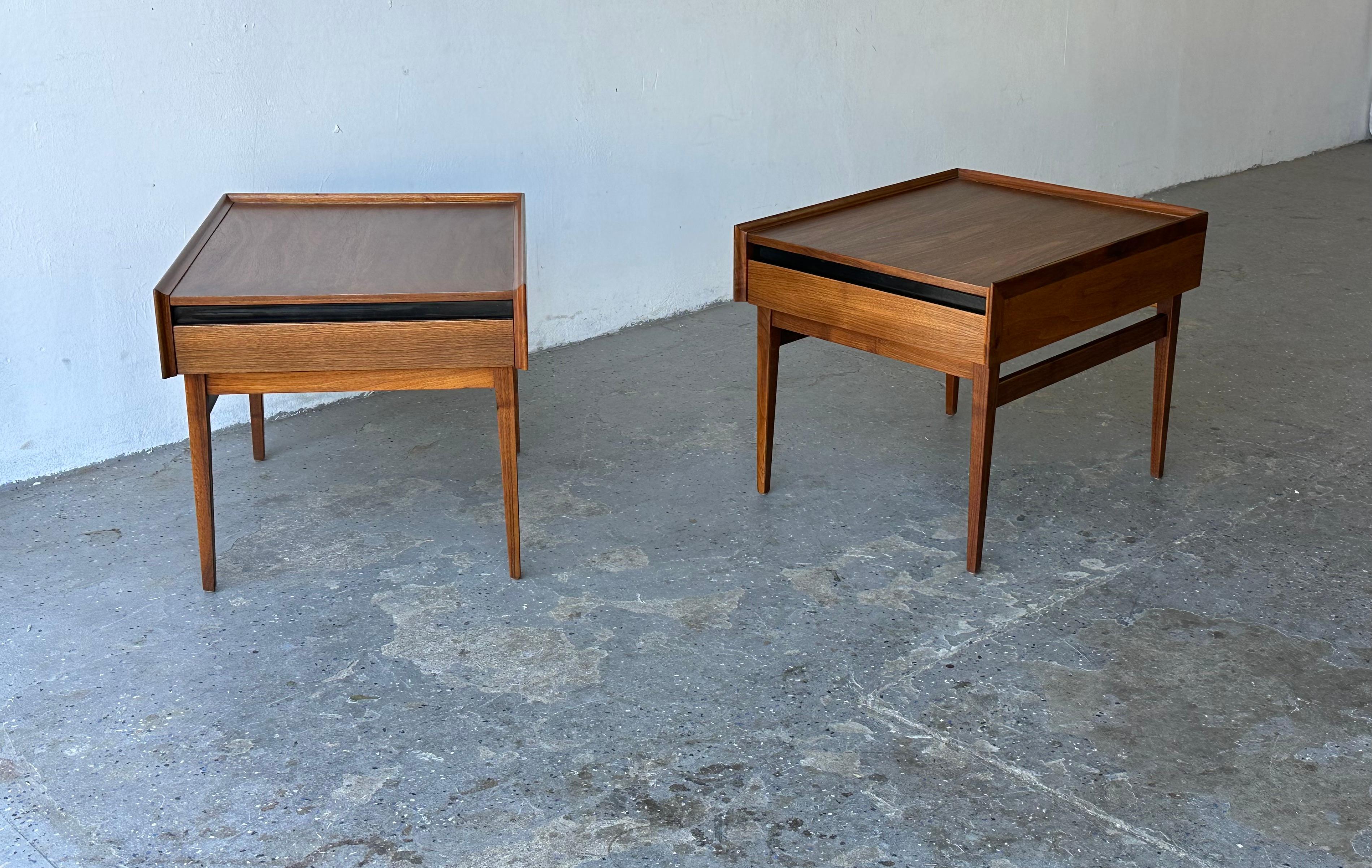 Pair of Mid-Century Modern Dillingham Esprit end tables


Pair of Mid-Century Modern end tables by Dillingham. Part of the esteemed “Esprit” collection. Each table features a single drawer at top for private storage. Facade exhibits the