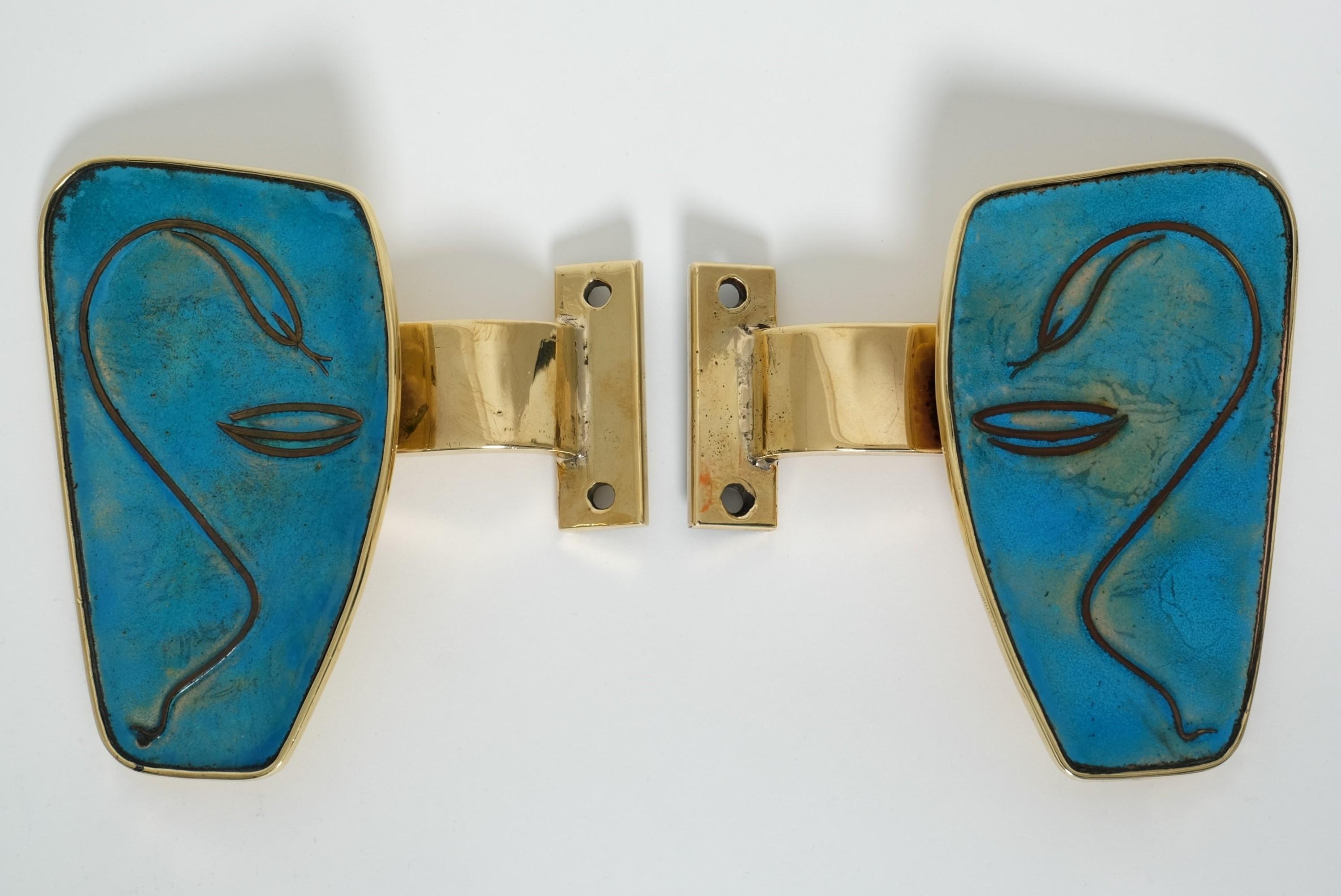 Eccezionale coppia di maniglie per porte in stile Mid-Century Modern realizzate negli anni '50.

Le maniglie delle porte sono realizzate in ottone, rame e smalto. Sono stati utilizzati all'ingresso di una farmacia negli ultimi 60 anni circa.

I