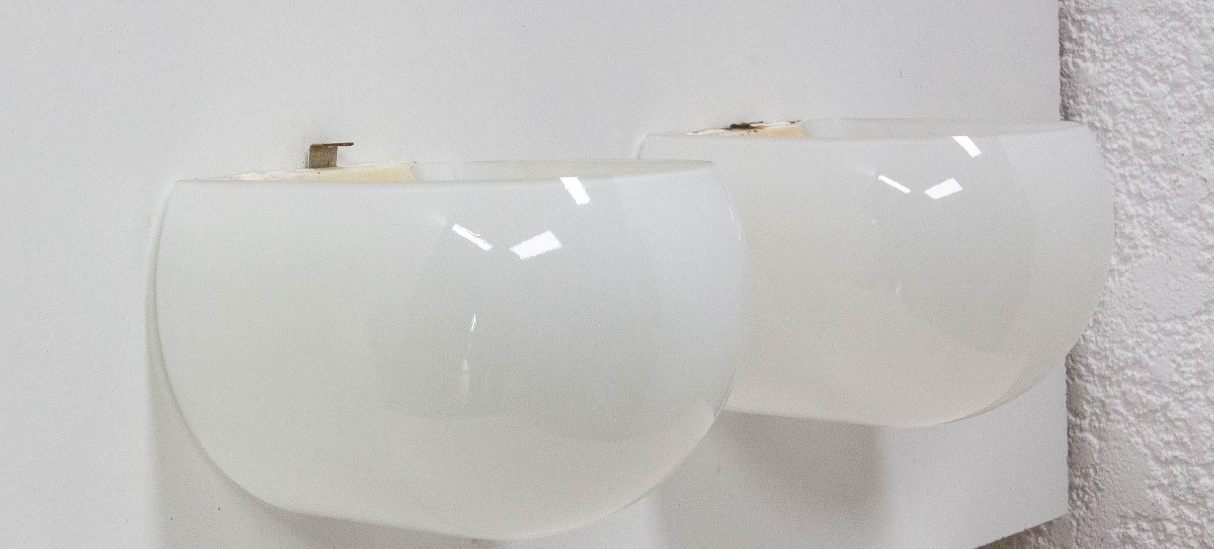 French wall sconces pair of lights
Glass wall lights, beautiful mood lighting.
Made circa 1970

Good condition

Shipping: 26 / 18 / 18 cm 1.9 kg