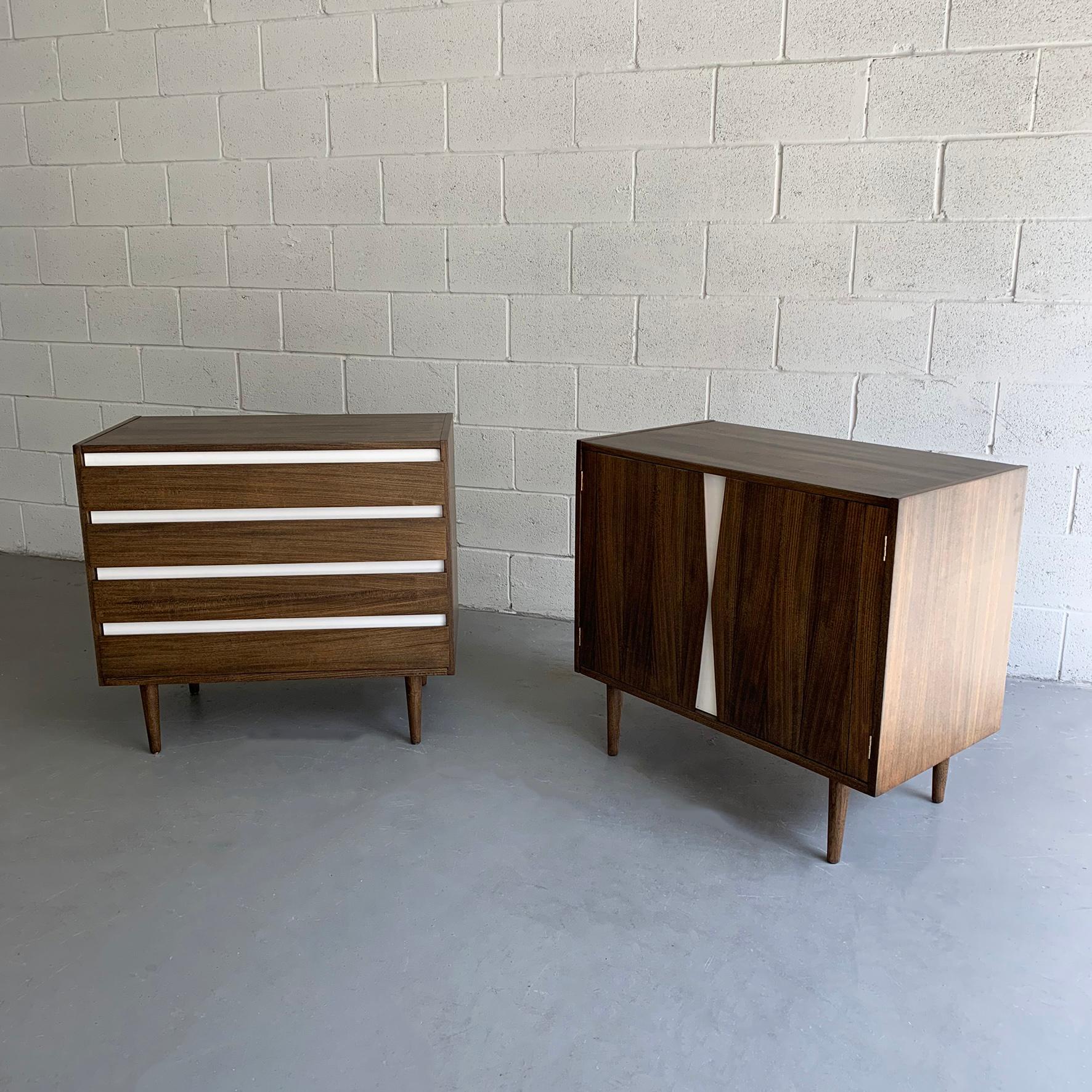 Pair of Mid-Century Modern Dresser Credenza Cabinets by American of Martinsville In Good Condition In Brooklyn, NY