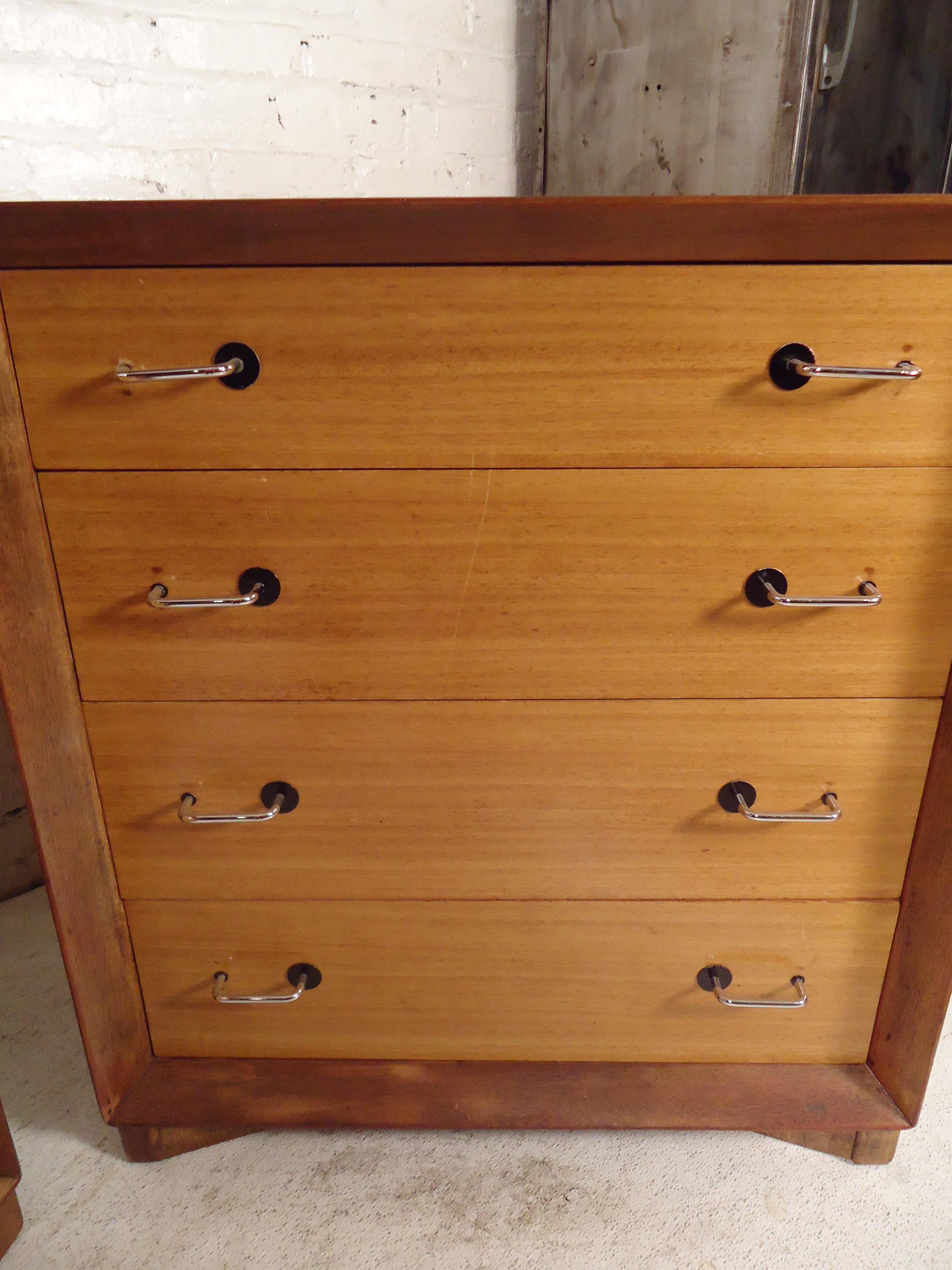 Vintage modern chest of drawers with accenting wood sides and top. Chrome handles with black trims.

(Please confirm item location - NY or NJ - with dealer).
 