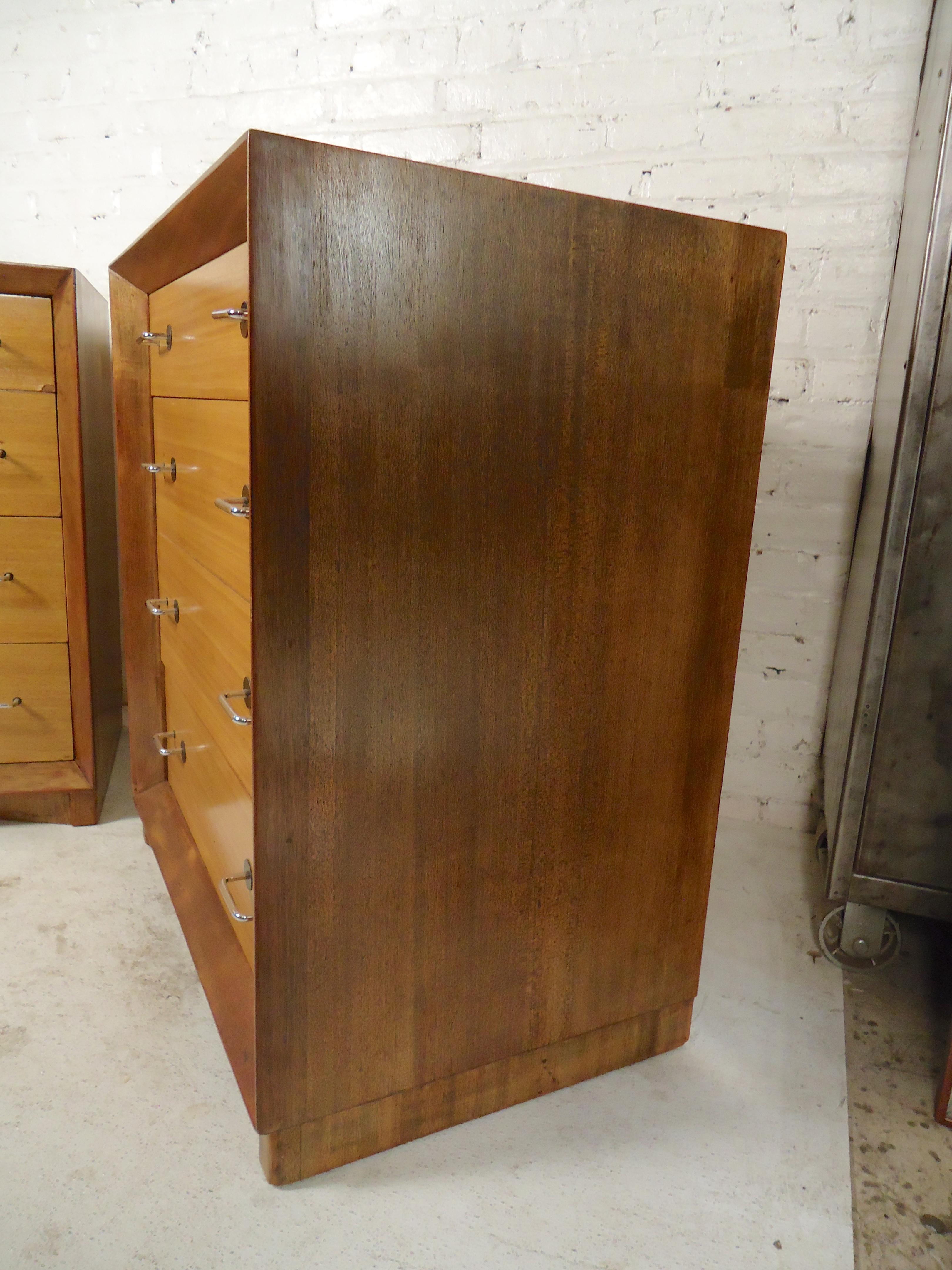 Mid-20th Century Pair of Mid-Century Modern Dressers For Sale