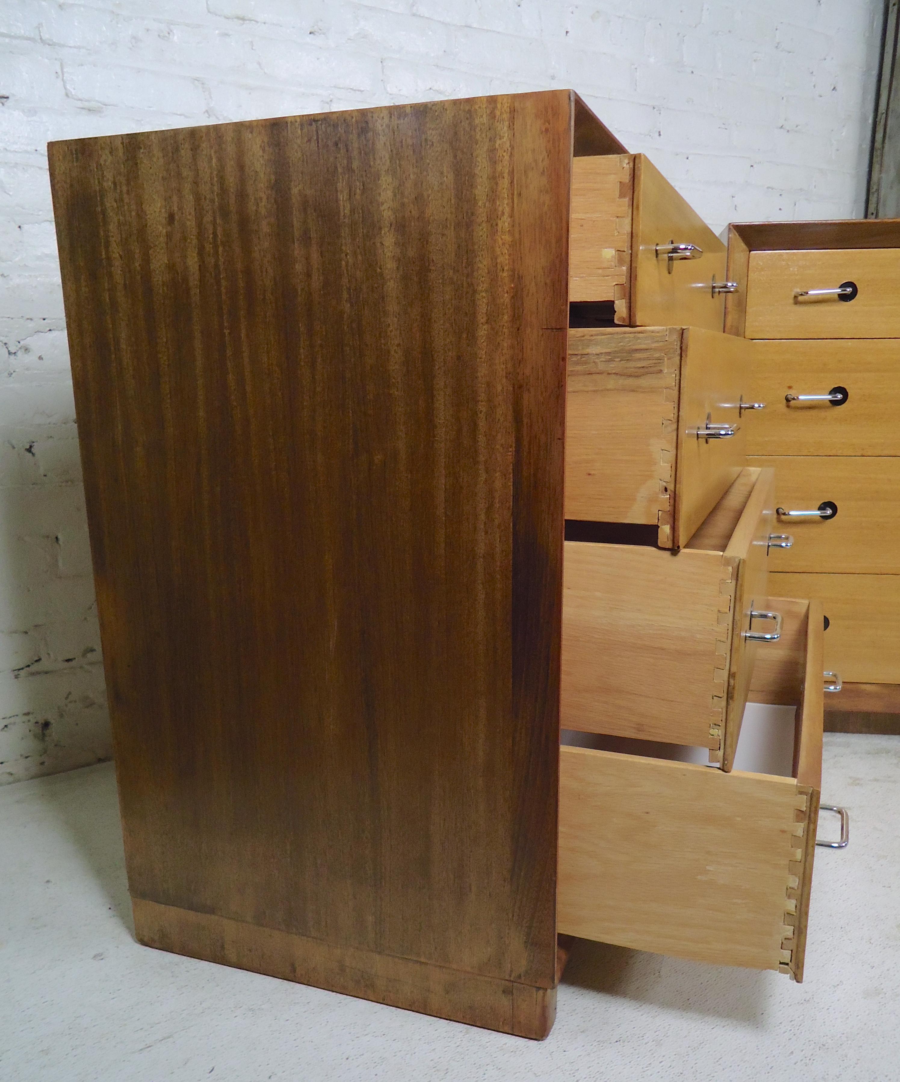 Pair of Mid-Century Modern Dressers For Sale 3
