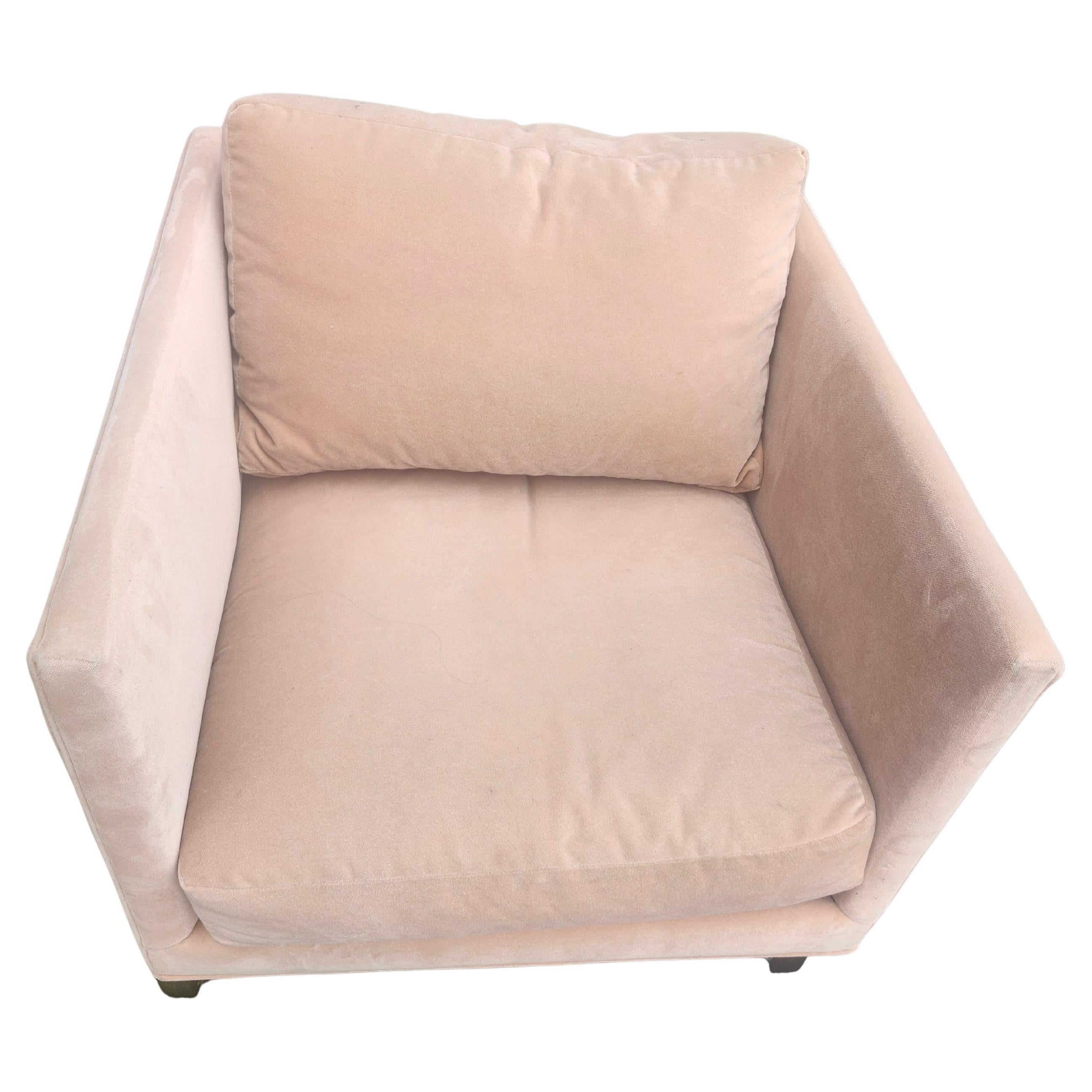 Spettacolare set di 3 pezzi di Milo Baughman per Thayer Coggin del 1970. In un bellissimo color salmone, queste sedie rare di Baughman con struttura a barra piatta in bronzo sono molto difficili da trovare e sono dotate di pouf!
Stile favoloso e