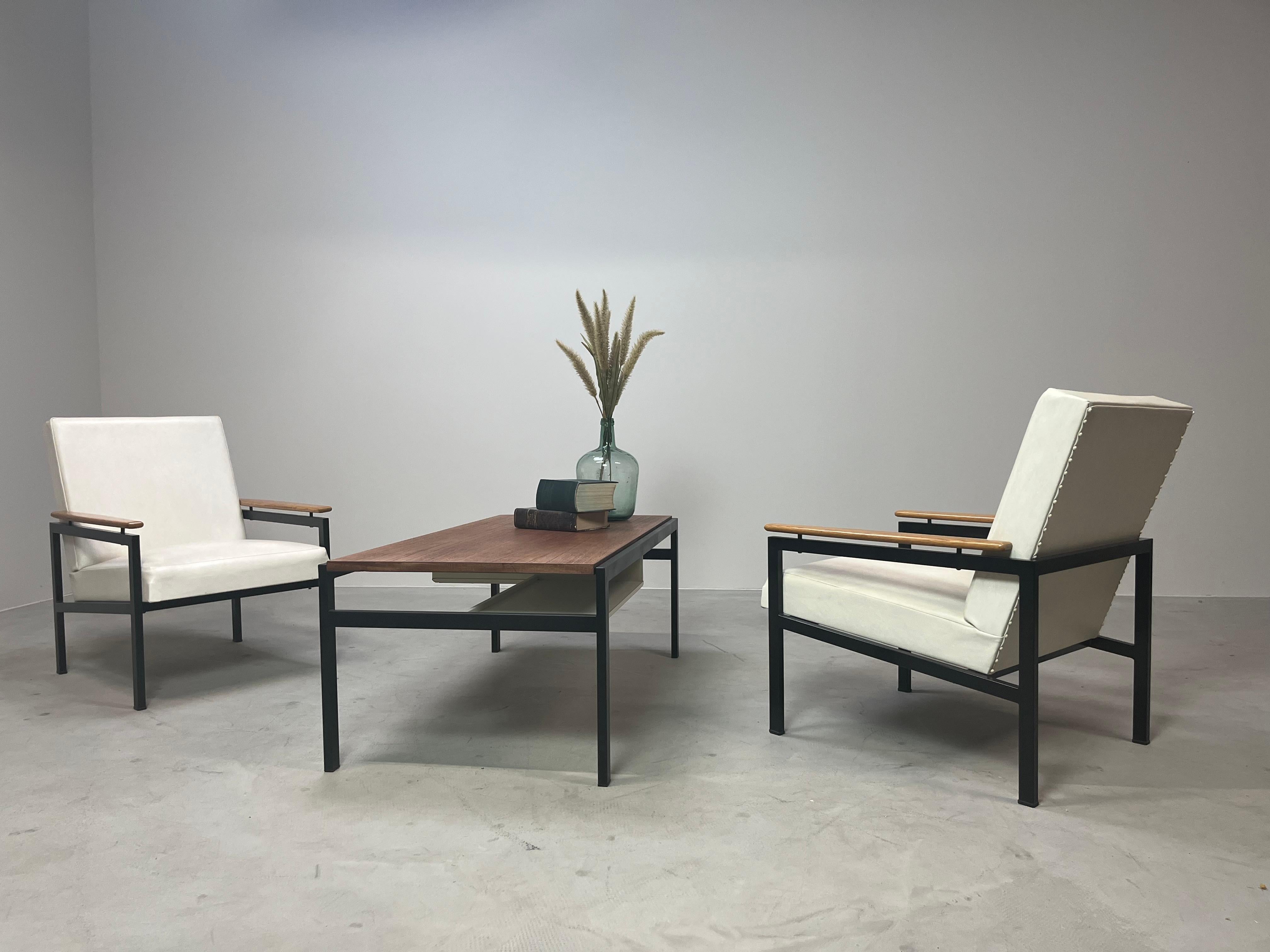 Coppia di poltrone easy vintage.
Rivestimento originale in similpelle con base in metallo nero e braccioli in Oak.
Presumibilmente il design olandese nello stile di Gijs Van der Sluis, Rob Parry, Martin Visser, Kho Liang Ie...
Dxhxl: 80x80x63 CM