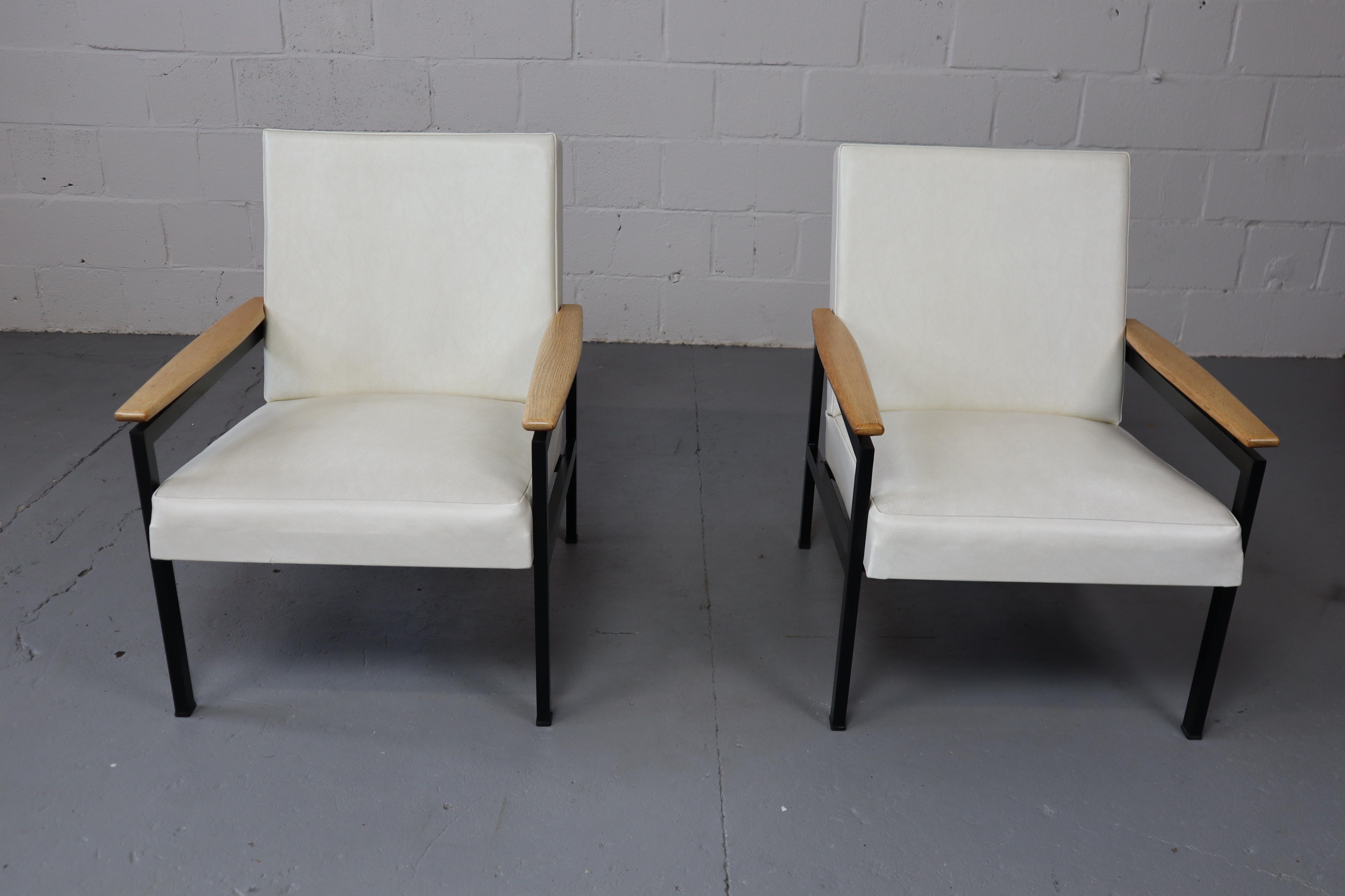 Pair of vintage easy armchairs.
Original leatherette upholstery with black metal base and oak armrests.
Presumably Dutch design in the style of Gijs Van der Sluis, Rob Parry, Martin Visser, Kho Liang Ie...
Dxhxl: 80x80x63 CM