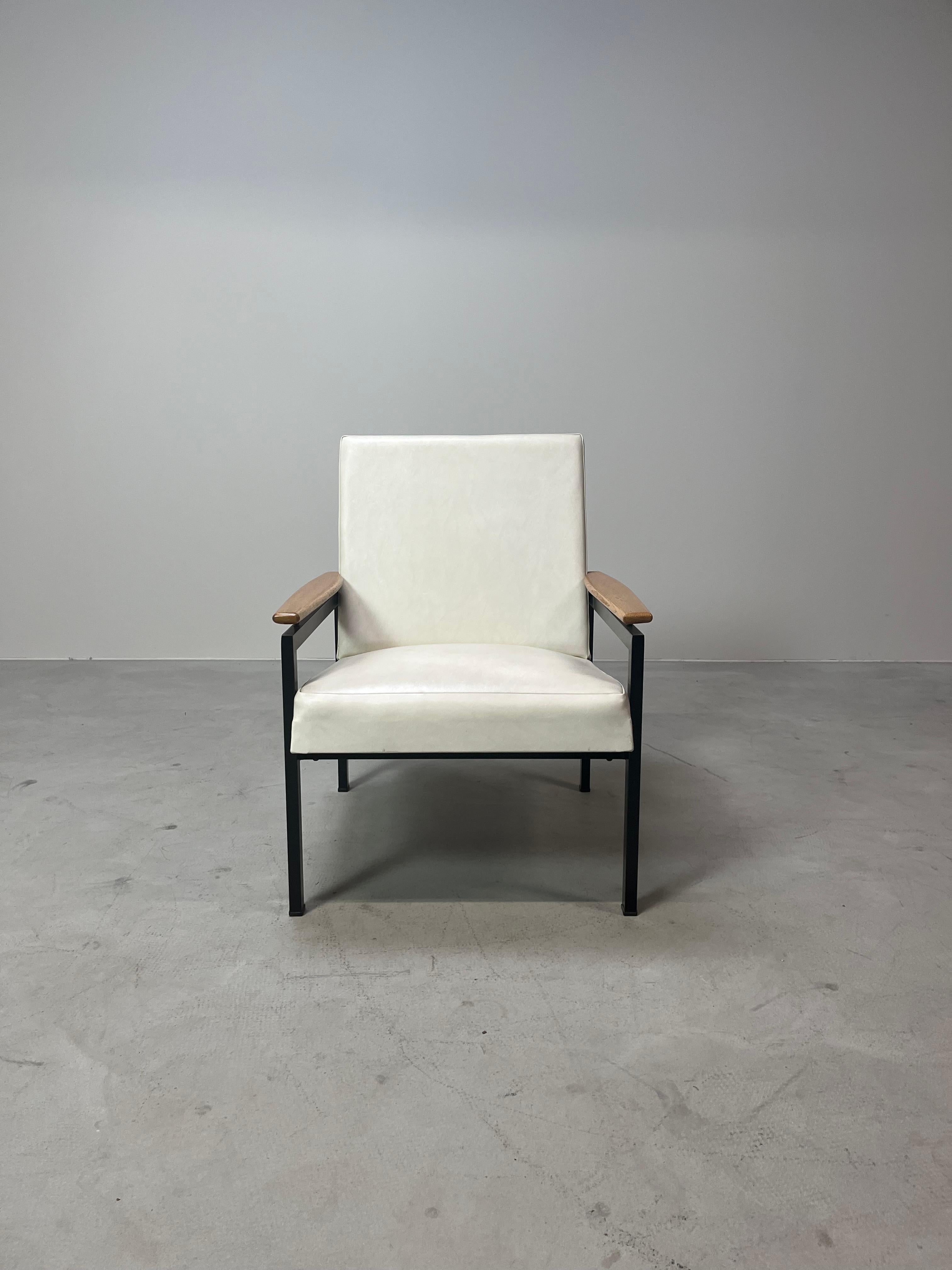 Coppia di  Poltrone moderne di metà secolo, anni '60 In condizioni buone in vendita a Langemark-Poelkapelle, BE