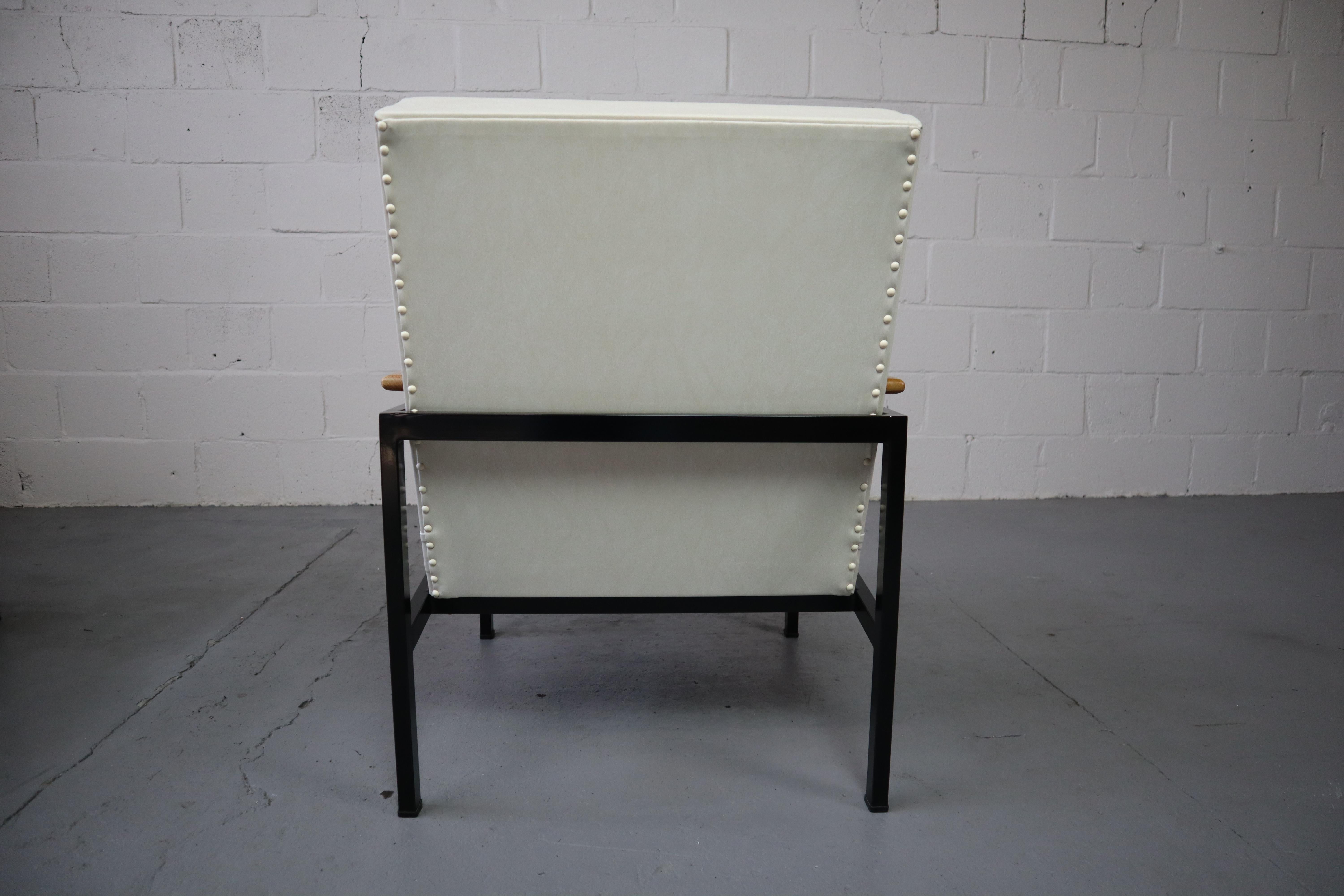 Pair of  Mid century modern easy armchairs, 1960's In Good Condition For Sale In Langemark-Poelkapelle, BE