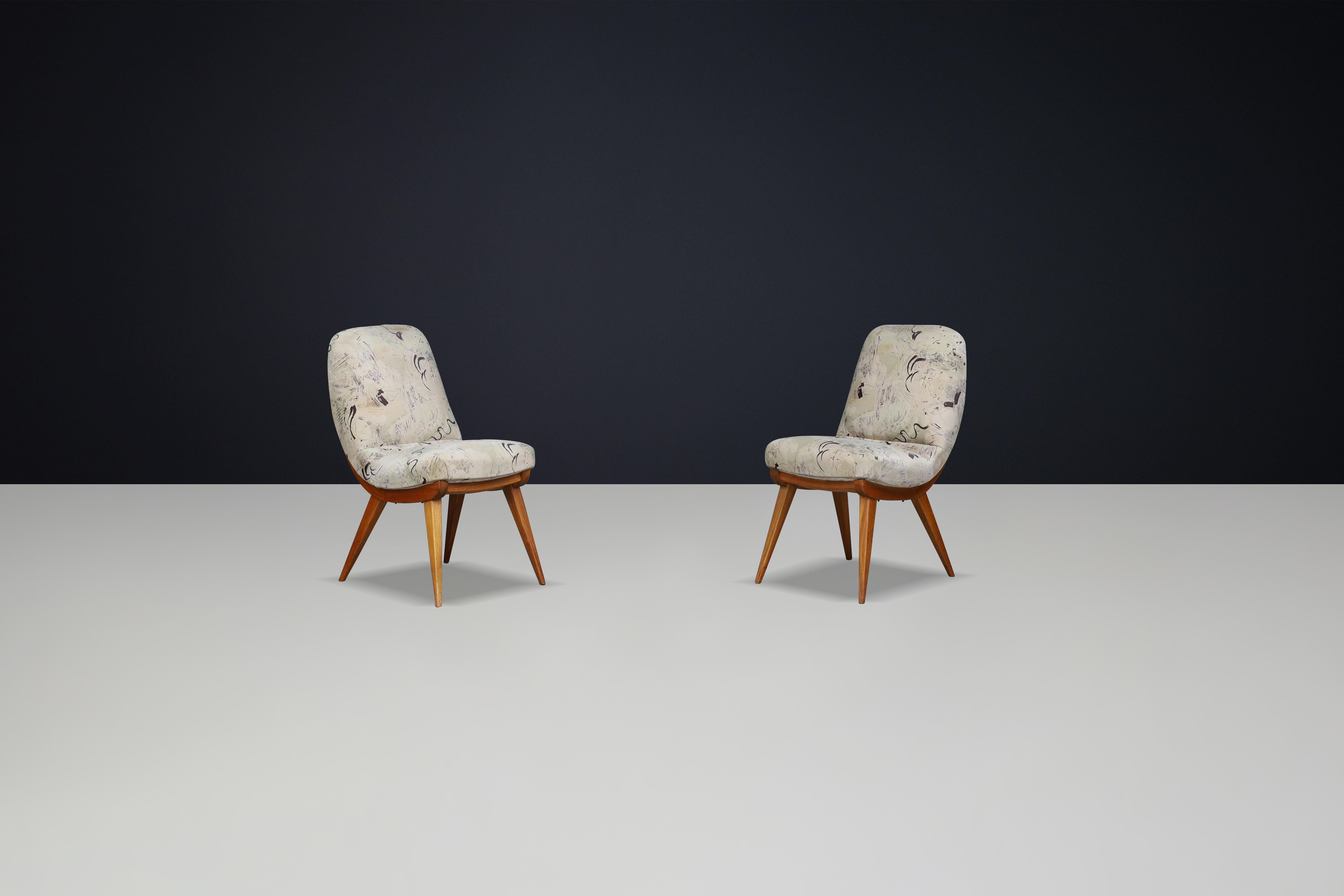 Pareja de butacas modernas de mediados de siglo en haya y tapicería original de Miroslav Navrátil, Checoslovaquia, años 60

Un elegante y escultural par de sillones de salón modernos de mediados de siglo diseñados por el aclamado diseñador checo