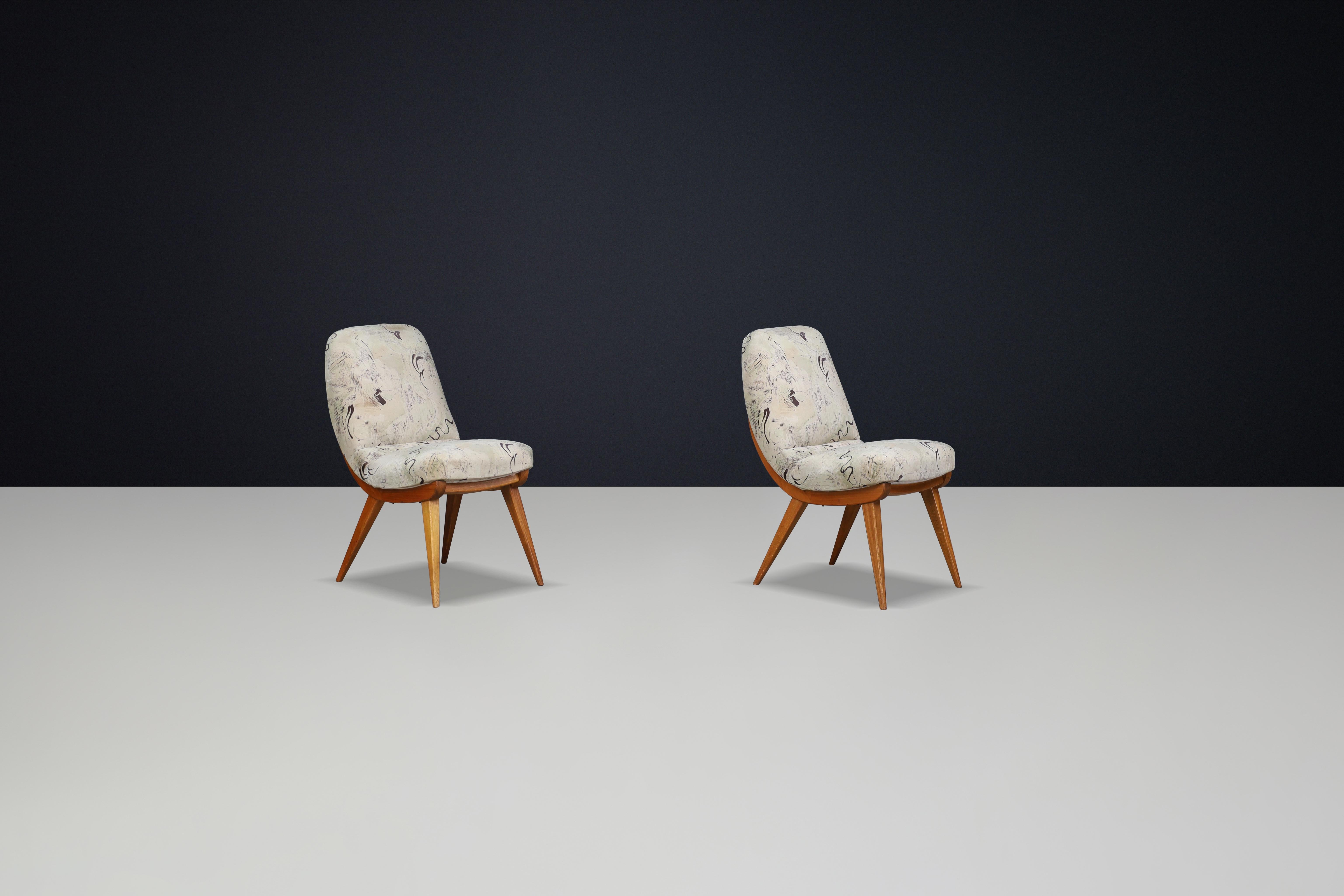 Pareja de butacas modernas de mediados de siglo en haya y tapicería original Años 60 en Bueno estado para la venta en Almelo, NL