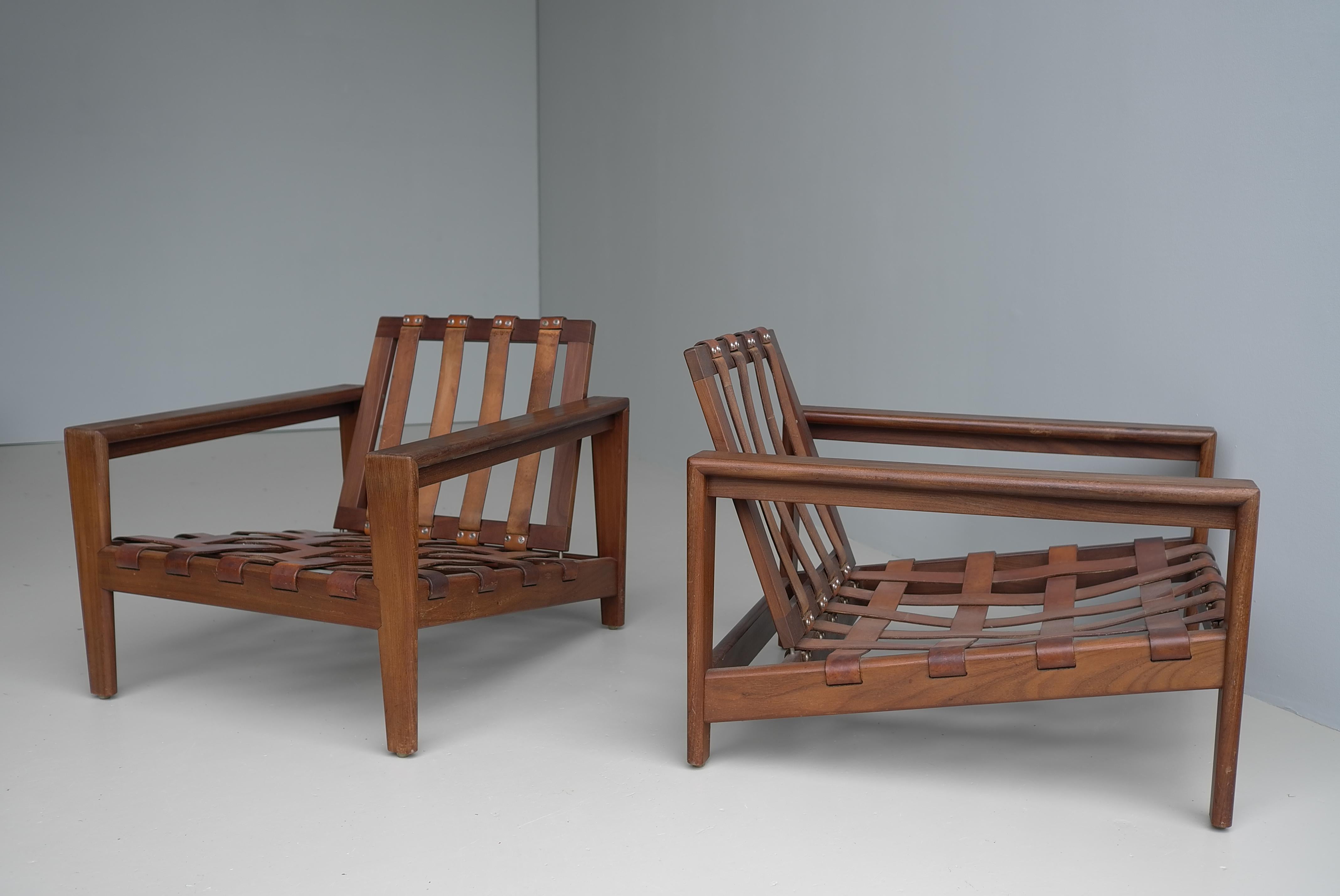 Ein Paar moderne Sessel aus Teakholz mit cognacfarbenem Lederriemen, Mid-Century Modern im Angebot 5