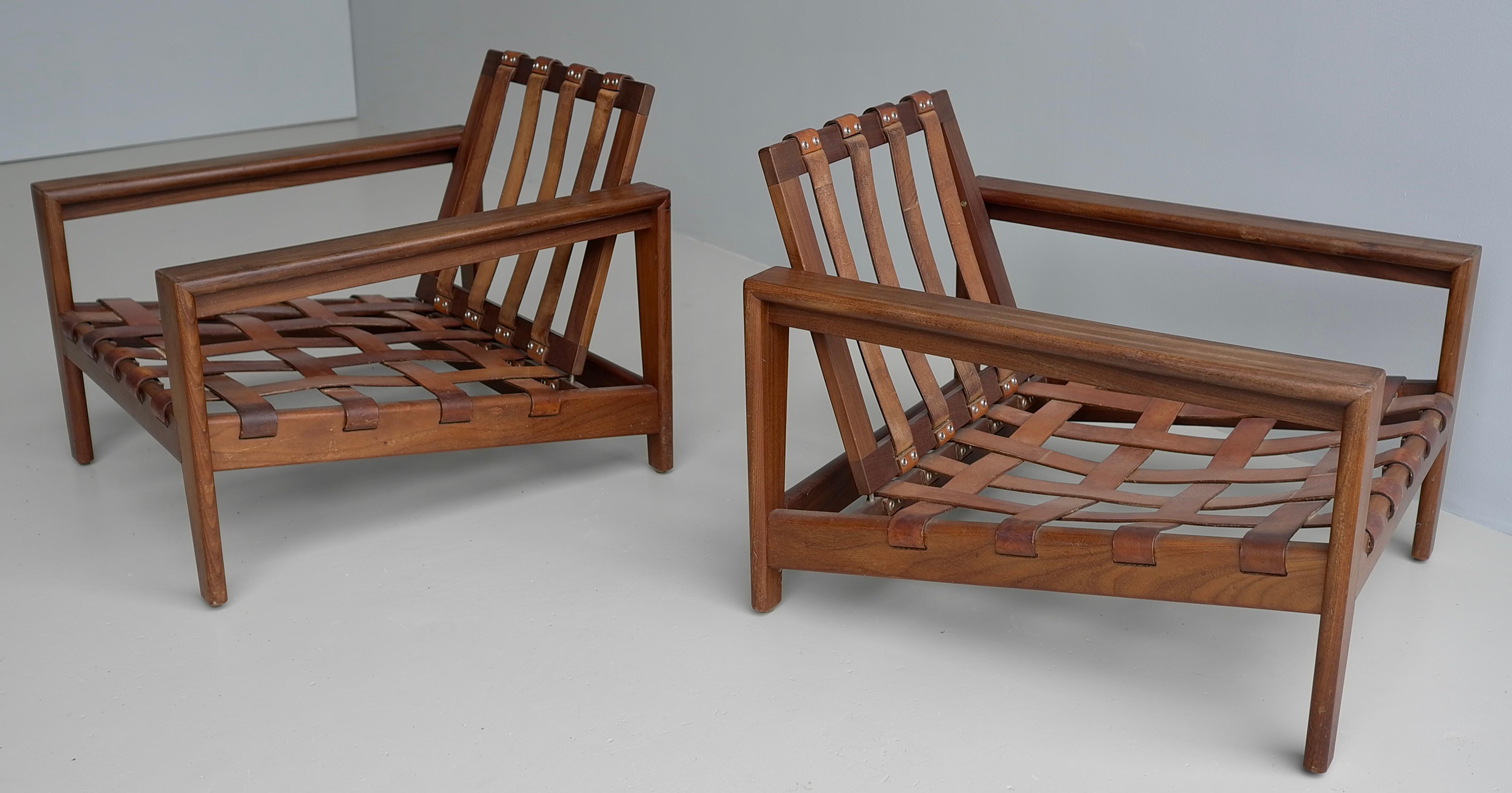 Ein Paar moderne Sessel aus Teakholz mit cognacfarbenem Lederriemen, Mid-Century Modern (Schwedisch) im Angebot