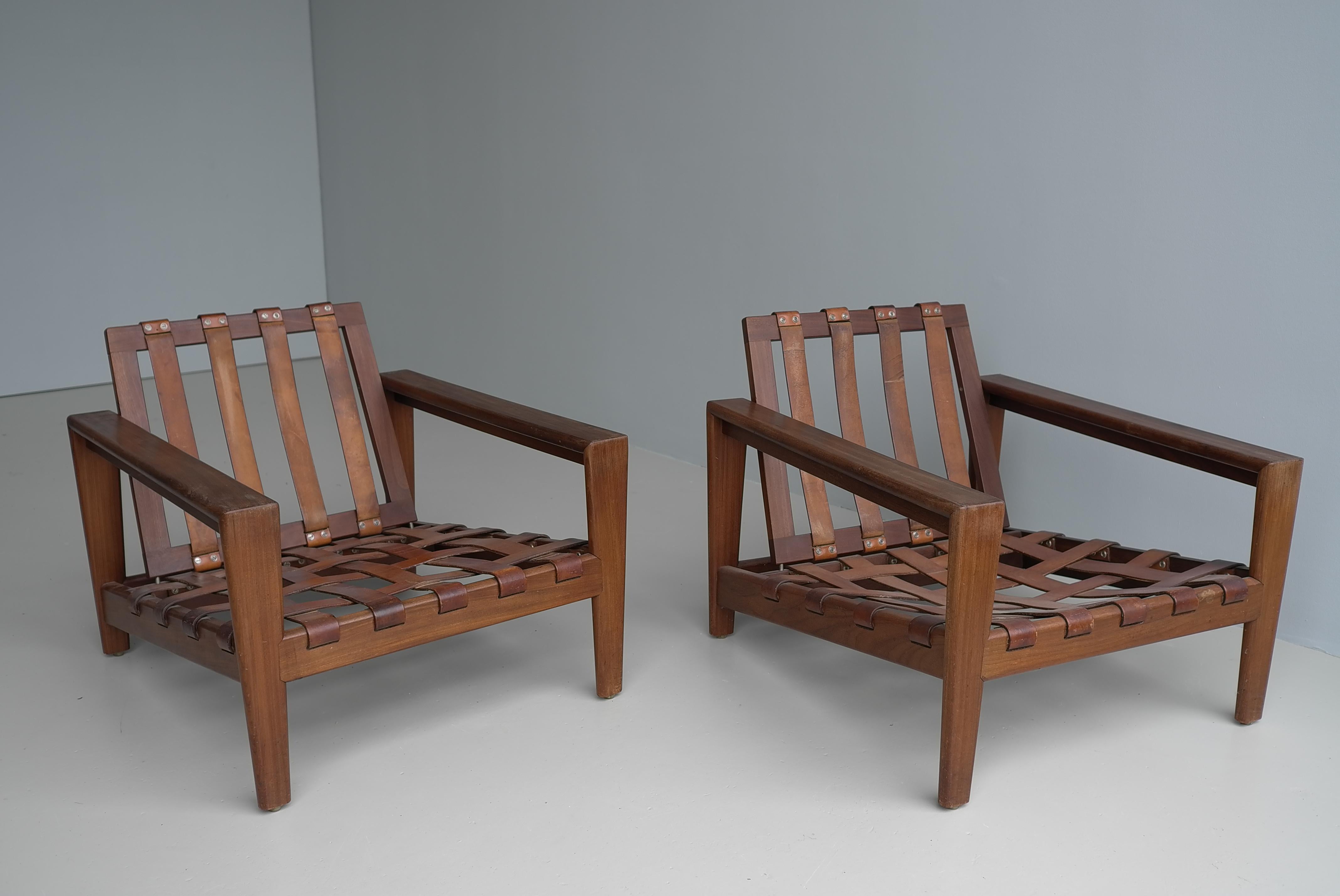 Ein Paar moderne Sessel aus Teakholz mit cognacfarbenem Lederriemen, Mid-Century Modern im Zustand „Gut“ im Angebot in Den Haag, NL
