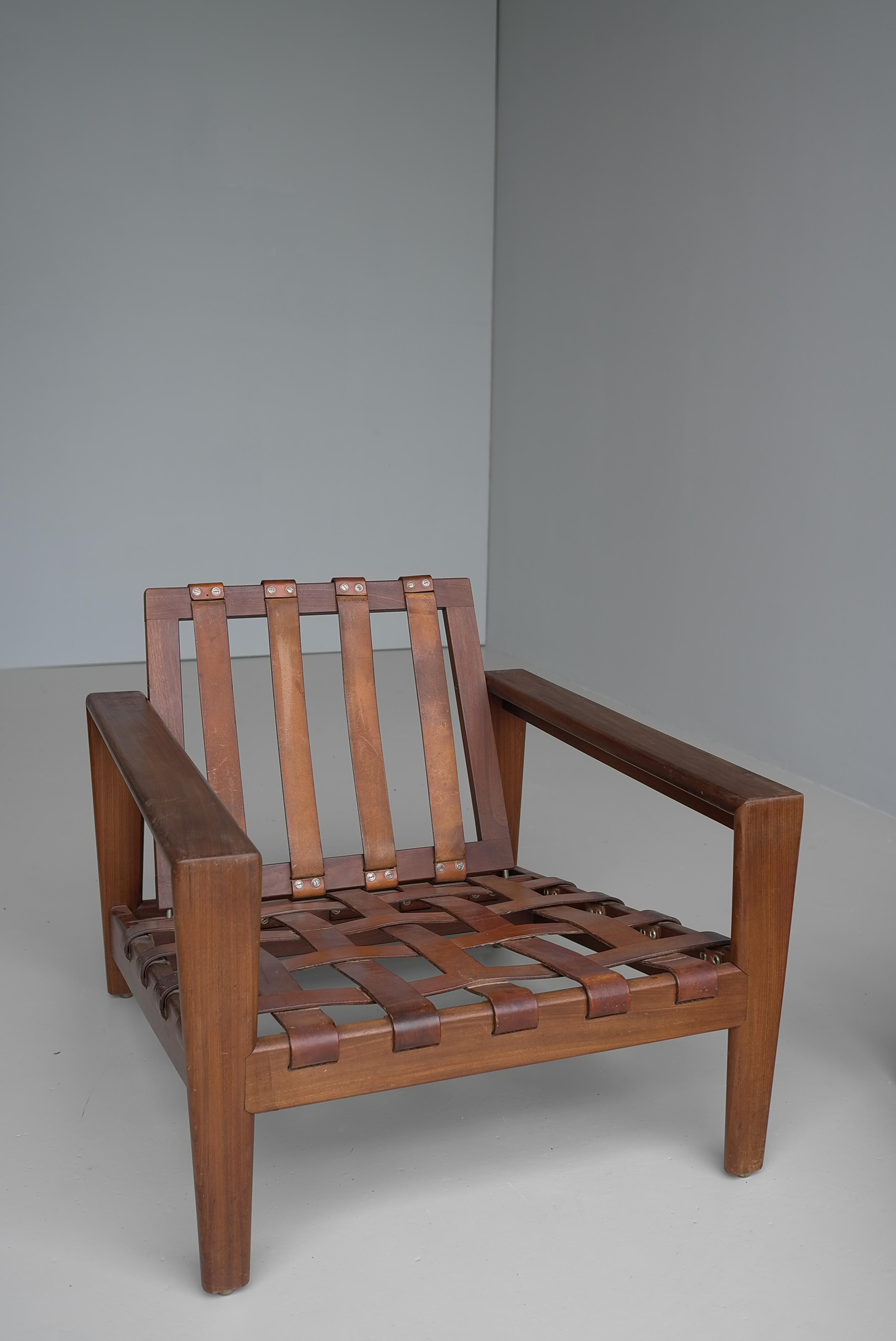 Ein Paar moderne Sessel aus Teakholz mit cognacfarbenem Lederriemen, Mid-Century Modern (Mitte des 20. Jahrhunderts) im Angebot