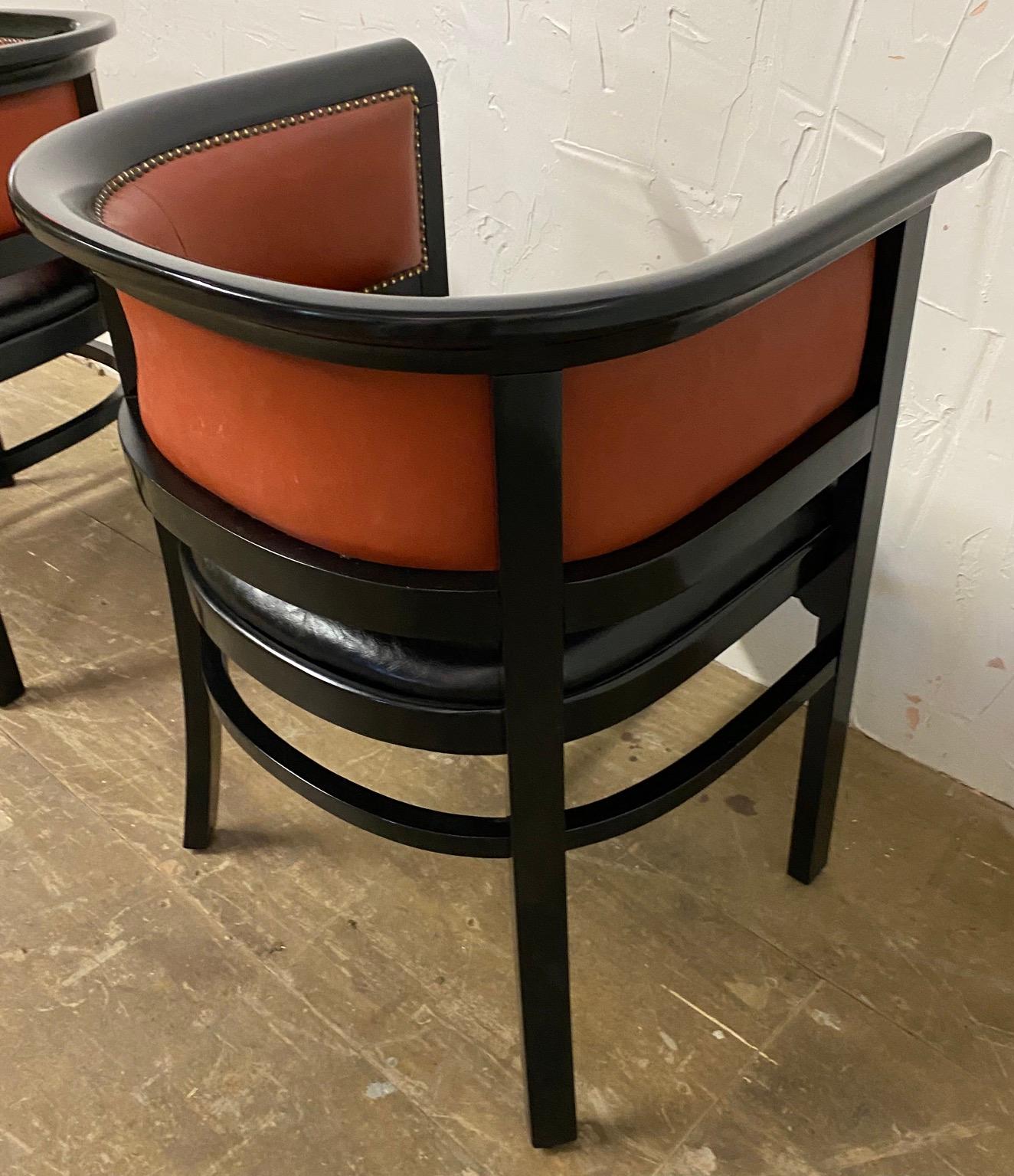 Art déco Paire de chaises à accoudoirs The Moderns laquées noir ébène en vente