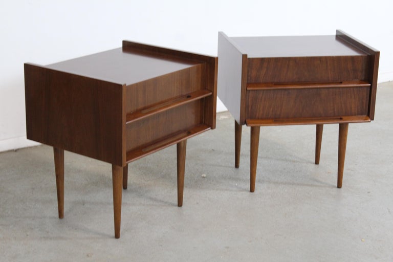 Pair of Mid-Century Danish Modern Edmond J. Spence Nightstands

Offered is a pair of mid-century nightstands with sleek lines designed by Edmond J. Spence. Made from Walnut, these stands feature beautifully sculpted legs and two dovetailed drawers