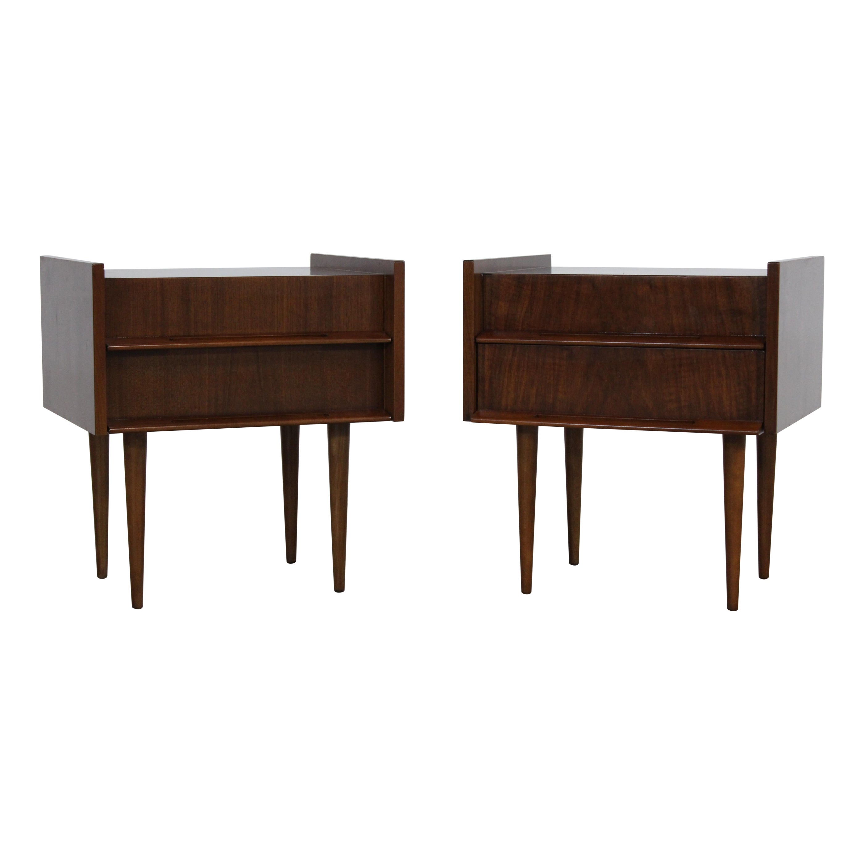 Paire de tables de nuit en noyer sculpté The Modernity Edmond J. Spence