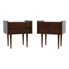 Paire de tables de nuit en noyer sculpté The Modernity Edmond J. Spence
