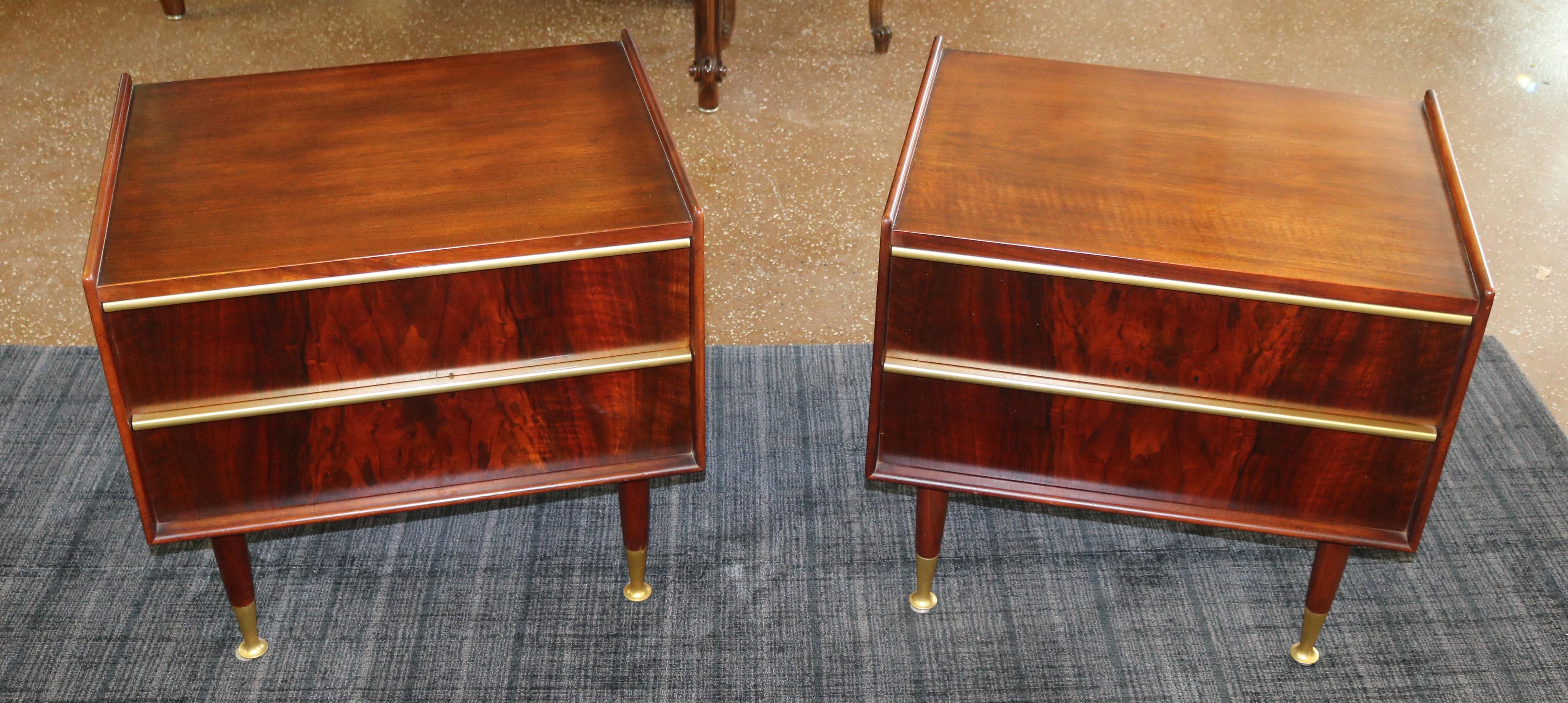 Mid-Century moderno Coppia di comodini Edmond Spence in noce svedese e ottone della metà del secolo scorso in vendita