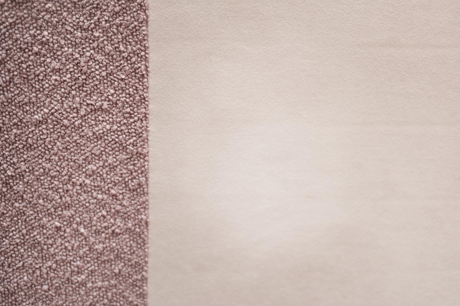 Coppia di poltrone eleganti in legno di ciliegio e tessuto rosa sporco della modernità di metà secolo in vendita 4