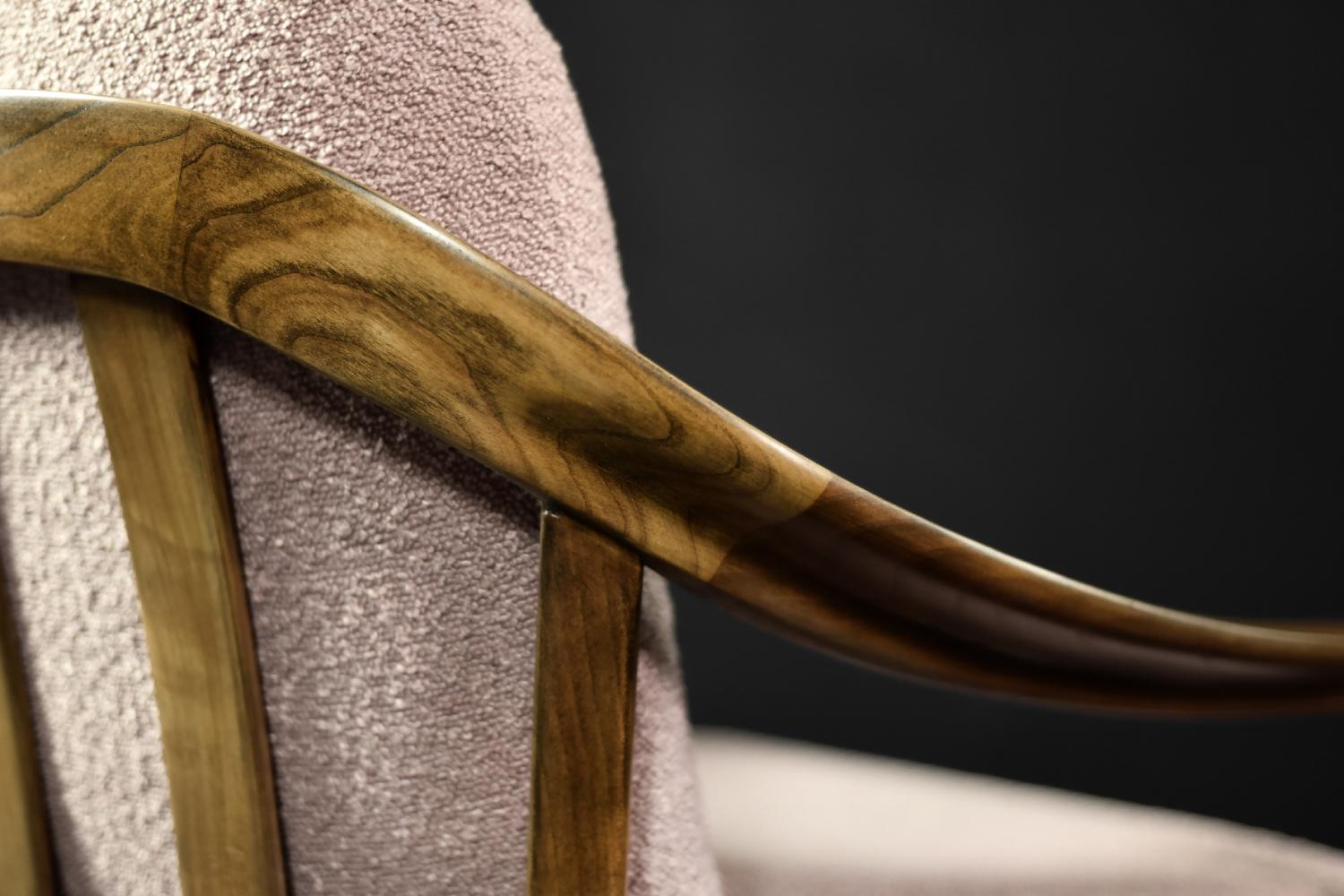 Coppia di poltrone eleganti in legno di ciliegio e tessuto rosa sporco della modernità di metà secolo in vendita 5