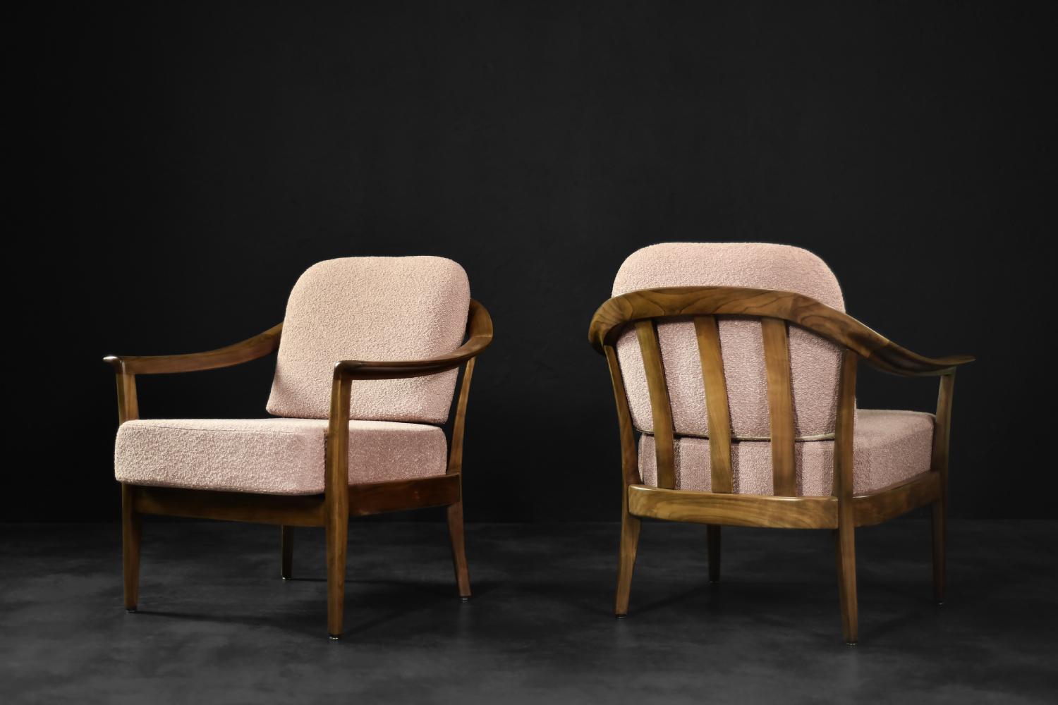 Coppia di poltrone eleganti in legno di ciliegio e tessuto rosa sporco della modernità di metà secolo in vendita 6